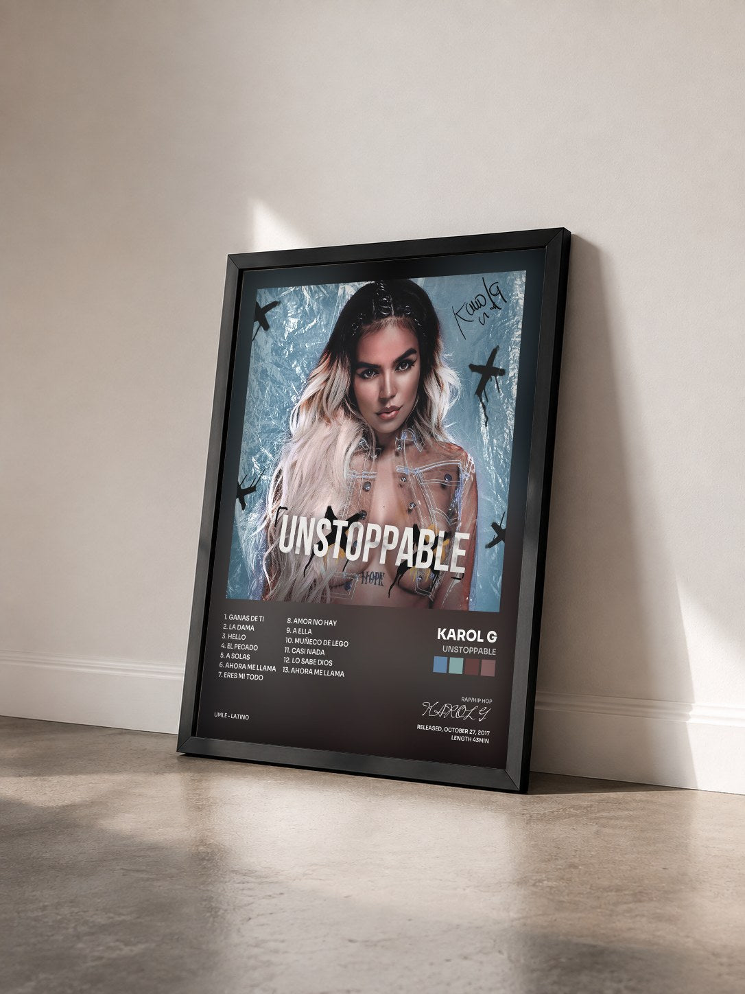 #noir Unstoppable di KAROL G in stampa incorniciata vista di tre quarti, cornice nera