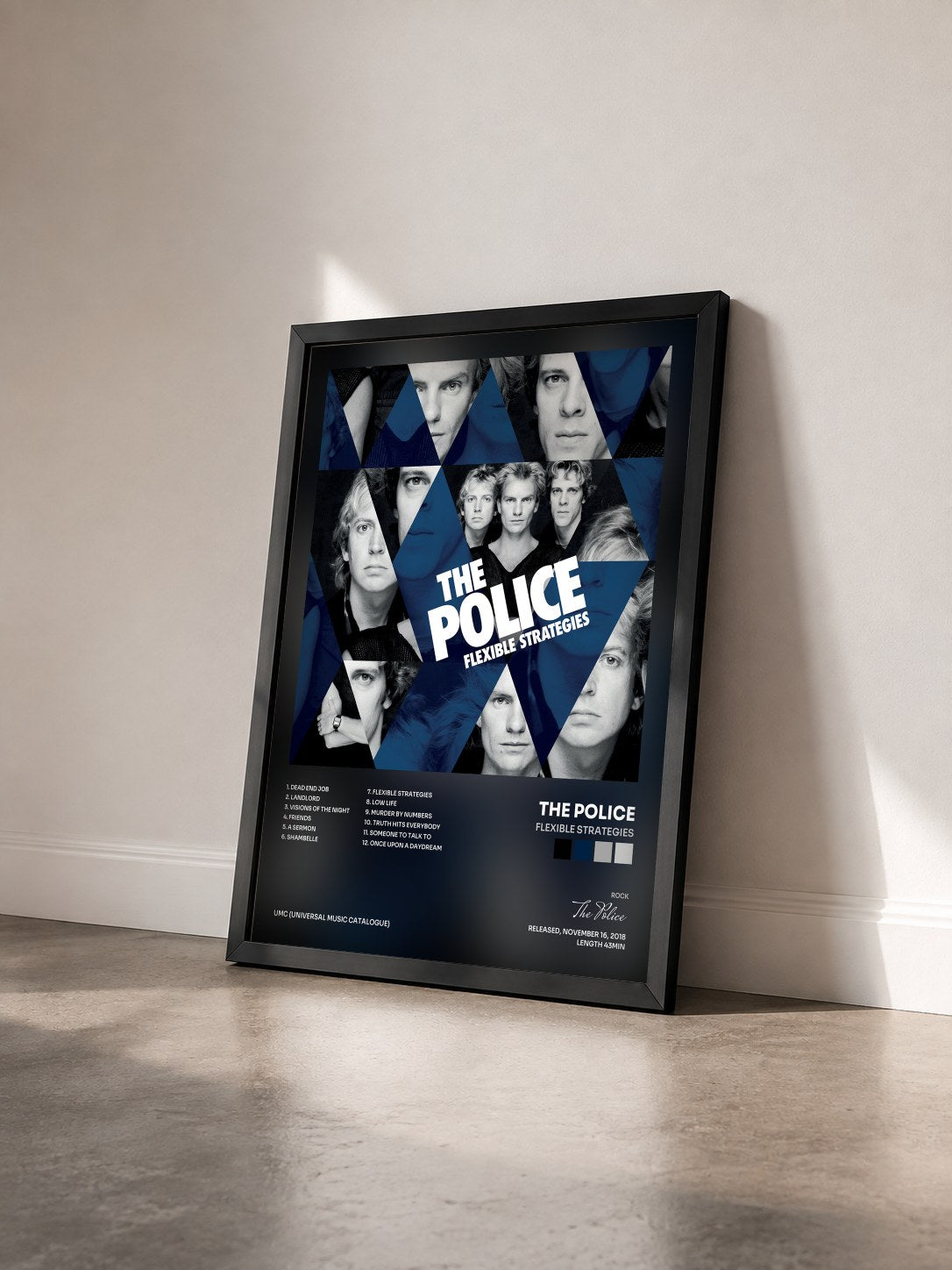 #noir Flexible Strategies von The Police als gerahmter Kunstdruck von schräg gesehen, schwarzer Rahmen