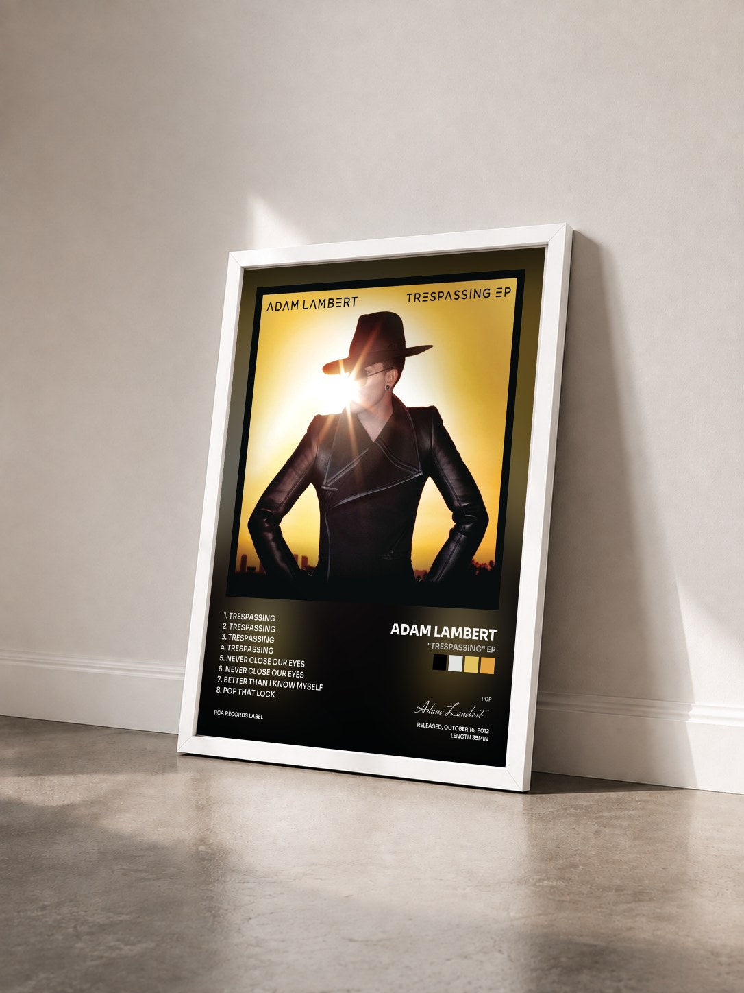 #blanc Tableau de l'album "Trespassing" EP de Adam Lambert vu de trois quarts, cadre blanc