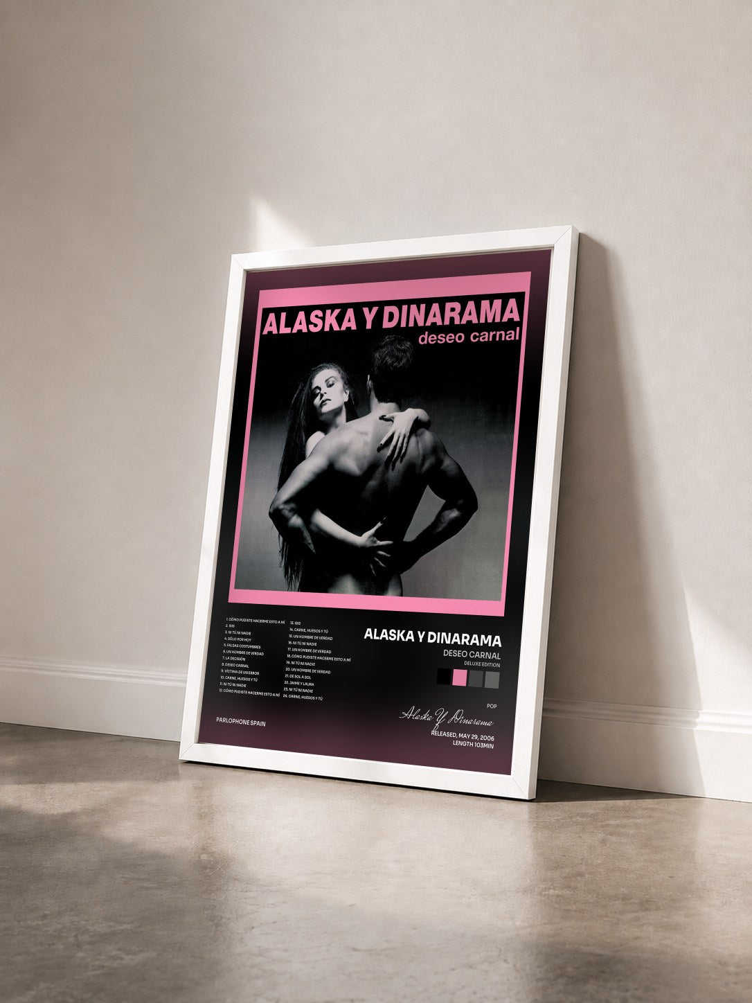 #blanc Tableau de l'album Deseo Carnal (Deluxe Edition) de Alaska Y Dinarama vu de trois quarts, cadre blanc