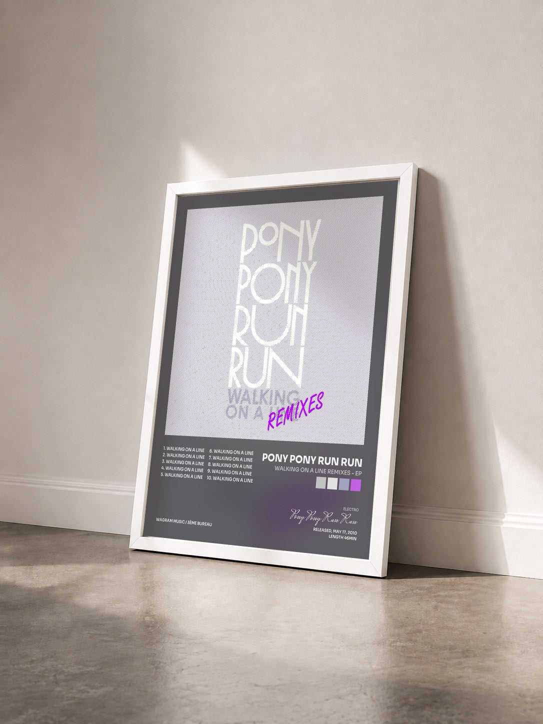 #blanc Tableau de l'album Walking On A Line Remixes - EP de Pony Pony Run Run vu de trois quarts, cadre blanc