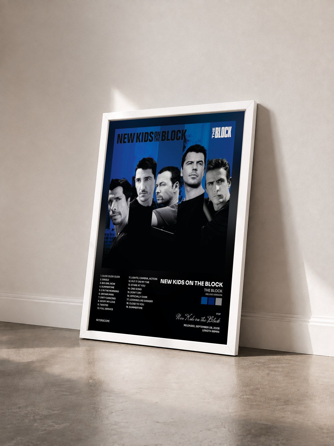 #blanc Tableau de l'album The Block (Deluxe Version) de New Kids on the Block vu de trois quarts, cadre blanc
