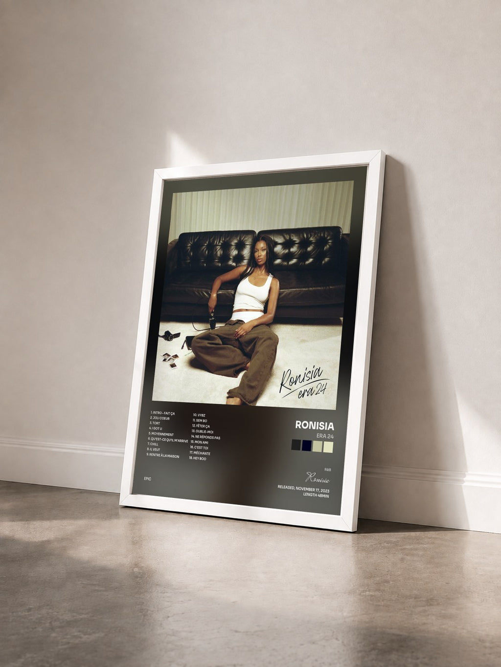 #blanc Tableau de l'album era 24 de Ronisia vu de trois quarts, cadre blanc