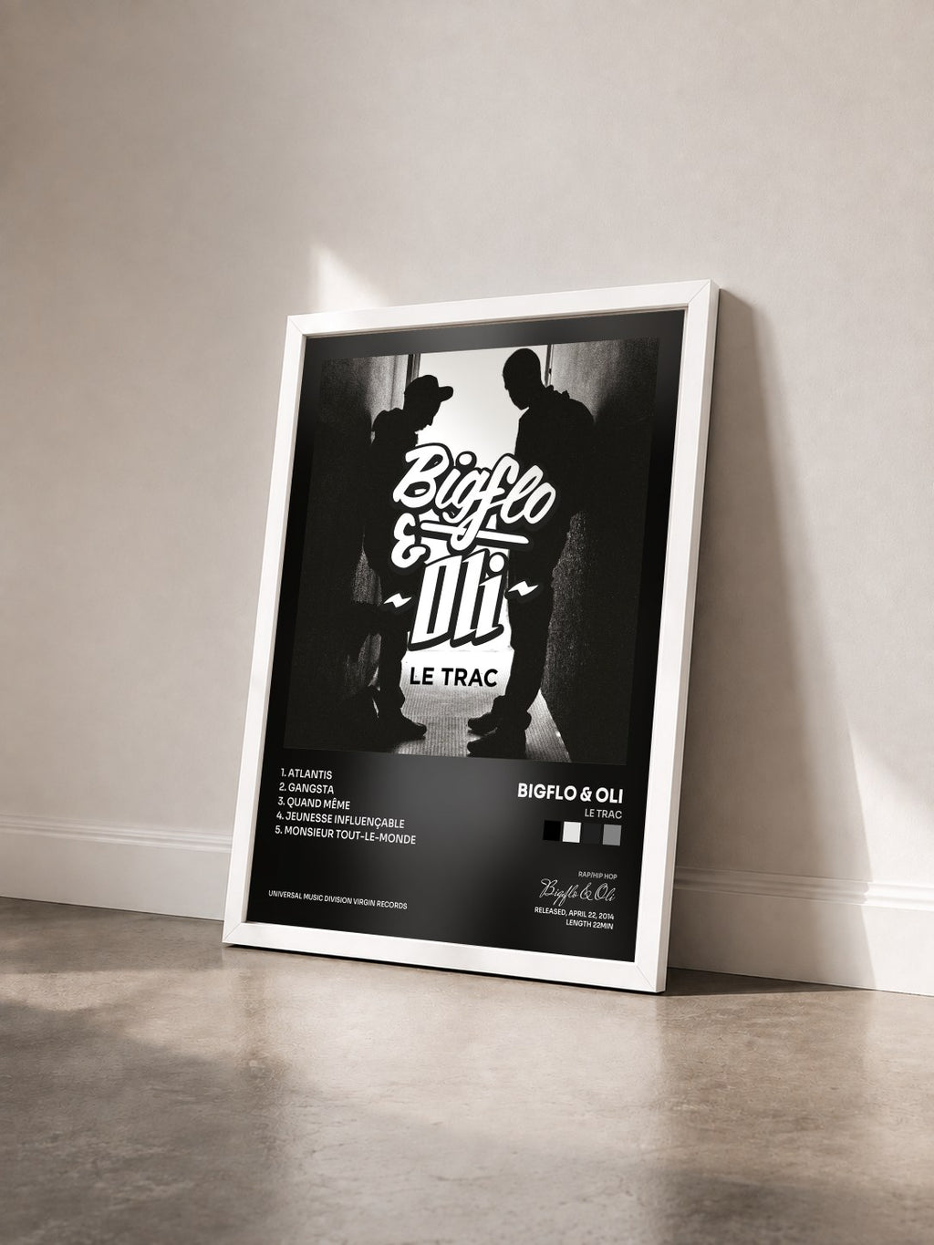 #blanc Le Trac de Bigflo & Oli en lámina enmarcada vista de tres cuartos, marco blanco