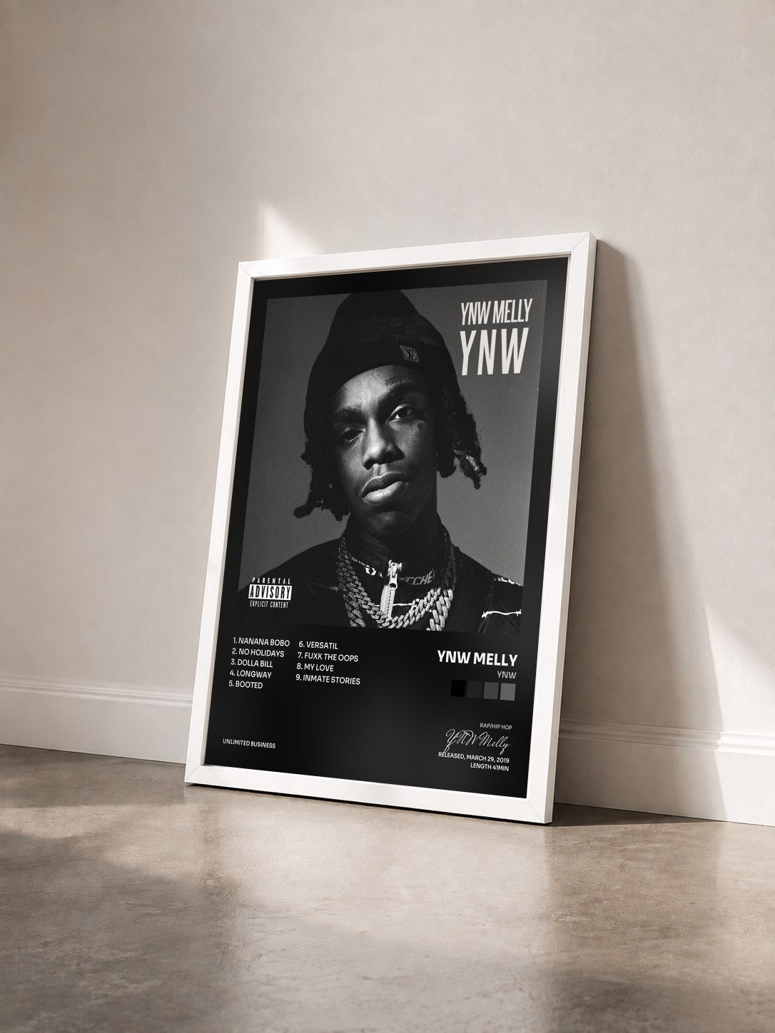 #blanc Tableau de l'album YNW de YNW Melly vu de trois quarts, cadre blanc