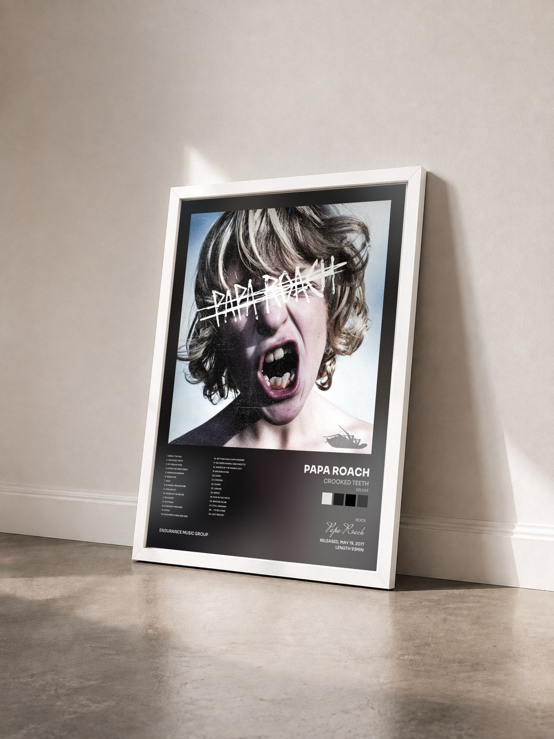 #blanc Tableau de l'album Crooked Teeth (Deluxe) de Papa Roach vu de trois quarts, cadre blanc