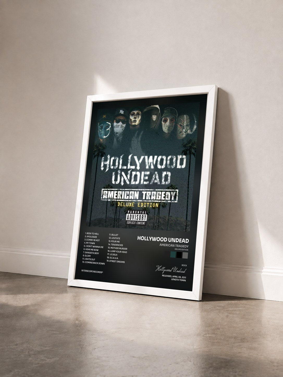 #blanc Tableau de l'album American Tragedy (Deluxe Edition) de Hollywood Undead vu de trois quarts, cadre blanc