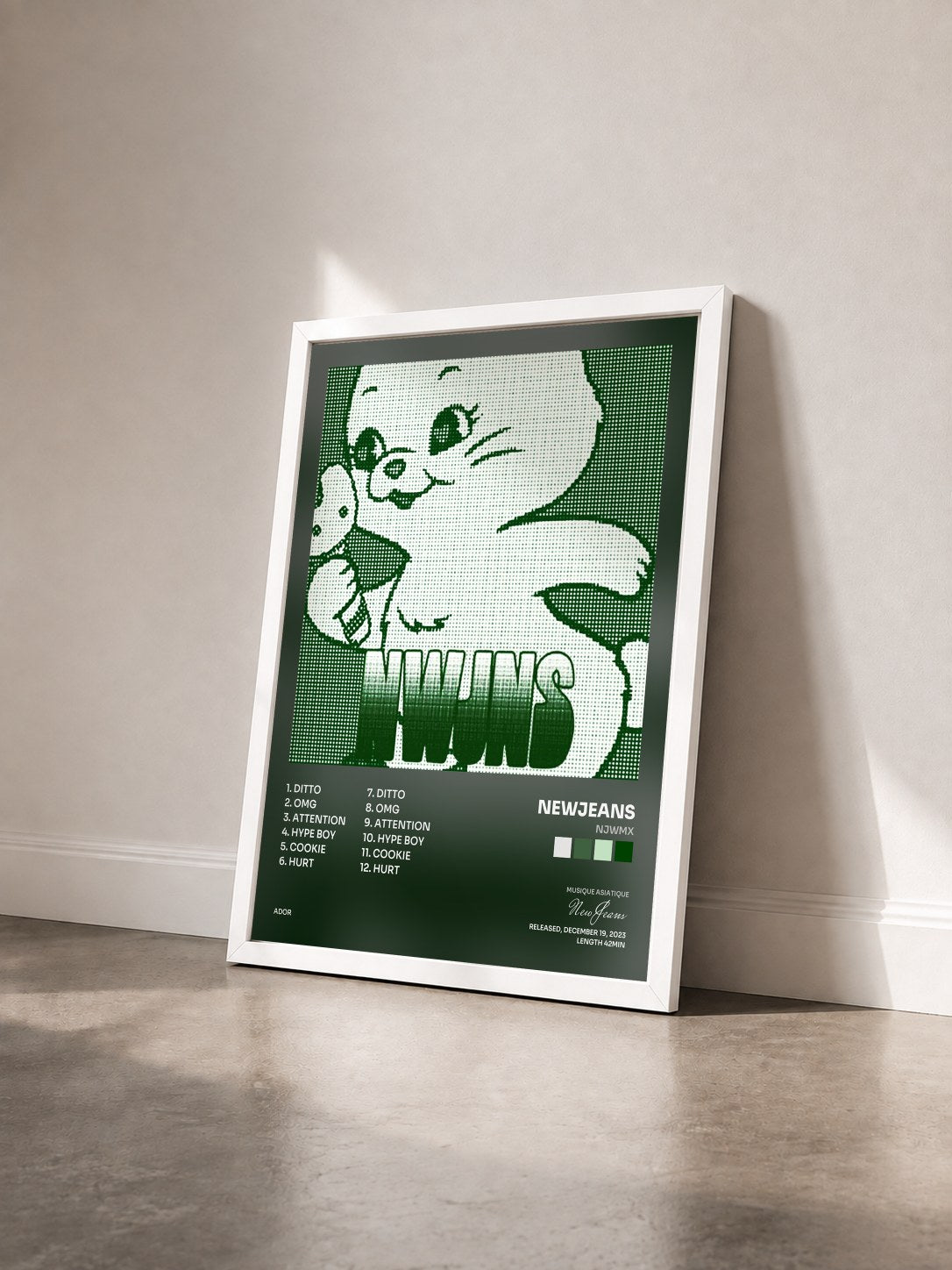#blanc Tableau de l'album NJWMX de NewJeans vu de trois quarts, cadre blanc