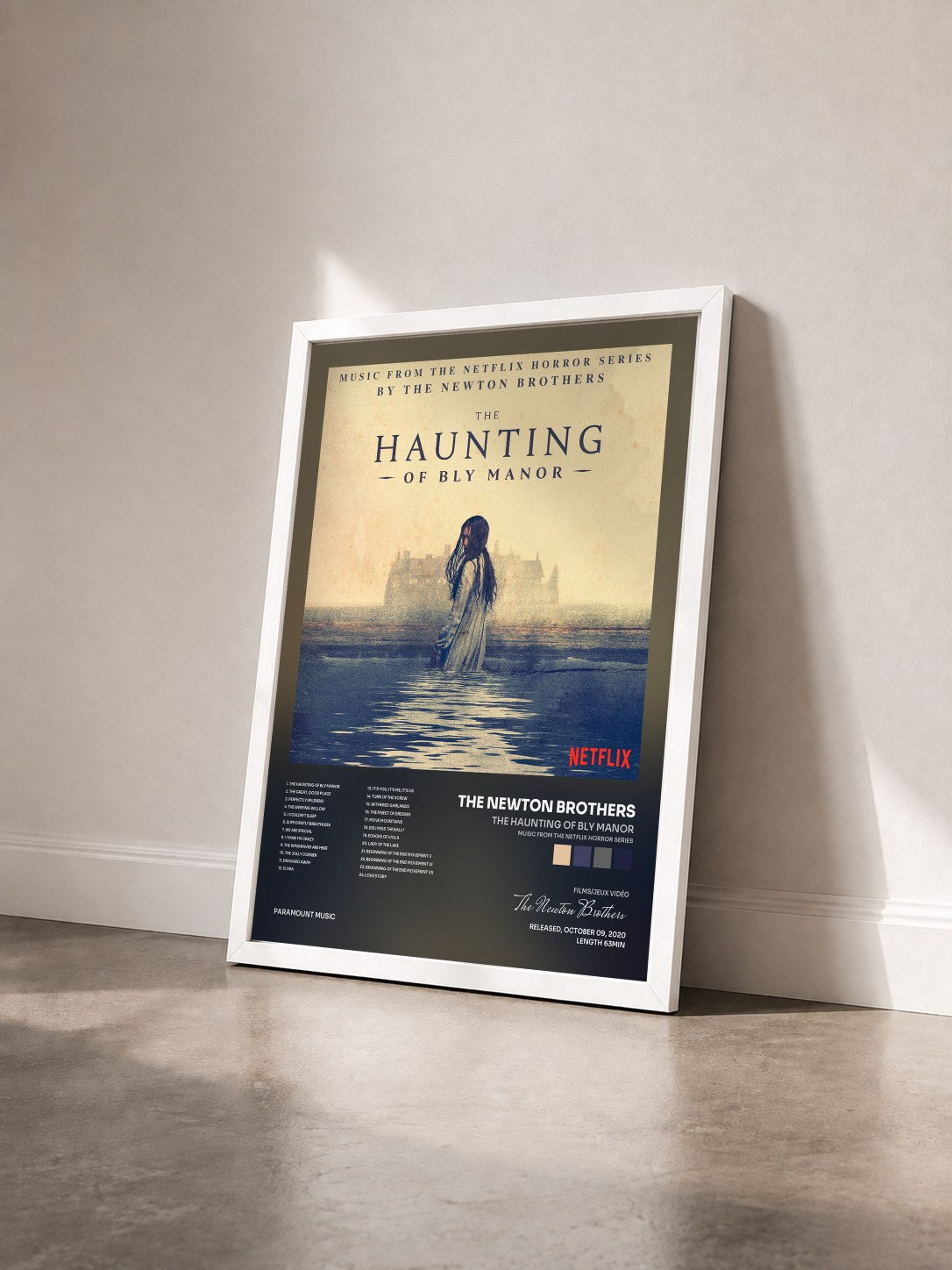 #blanc Tableau de l'album The Haunting of Bly Manor (Music from the Netflix Horror Series) de The Newton Brothers vu de trois quarts, cadre blanc