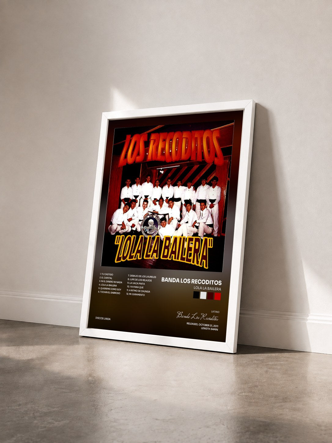 #blanc Tableau de l'album Lola La Bailera de Banda Los Recoditos vu de trois quarts, cadre blanc