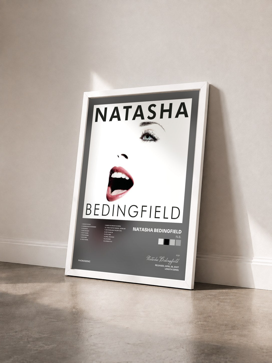 #blanc Tableau de l'album N.B. de Natasha Bedingfield vu de trois quarts, cadre blanc