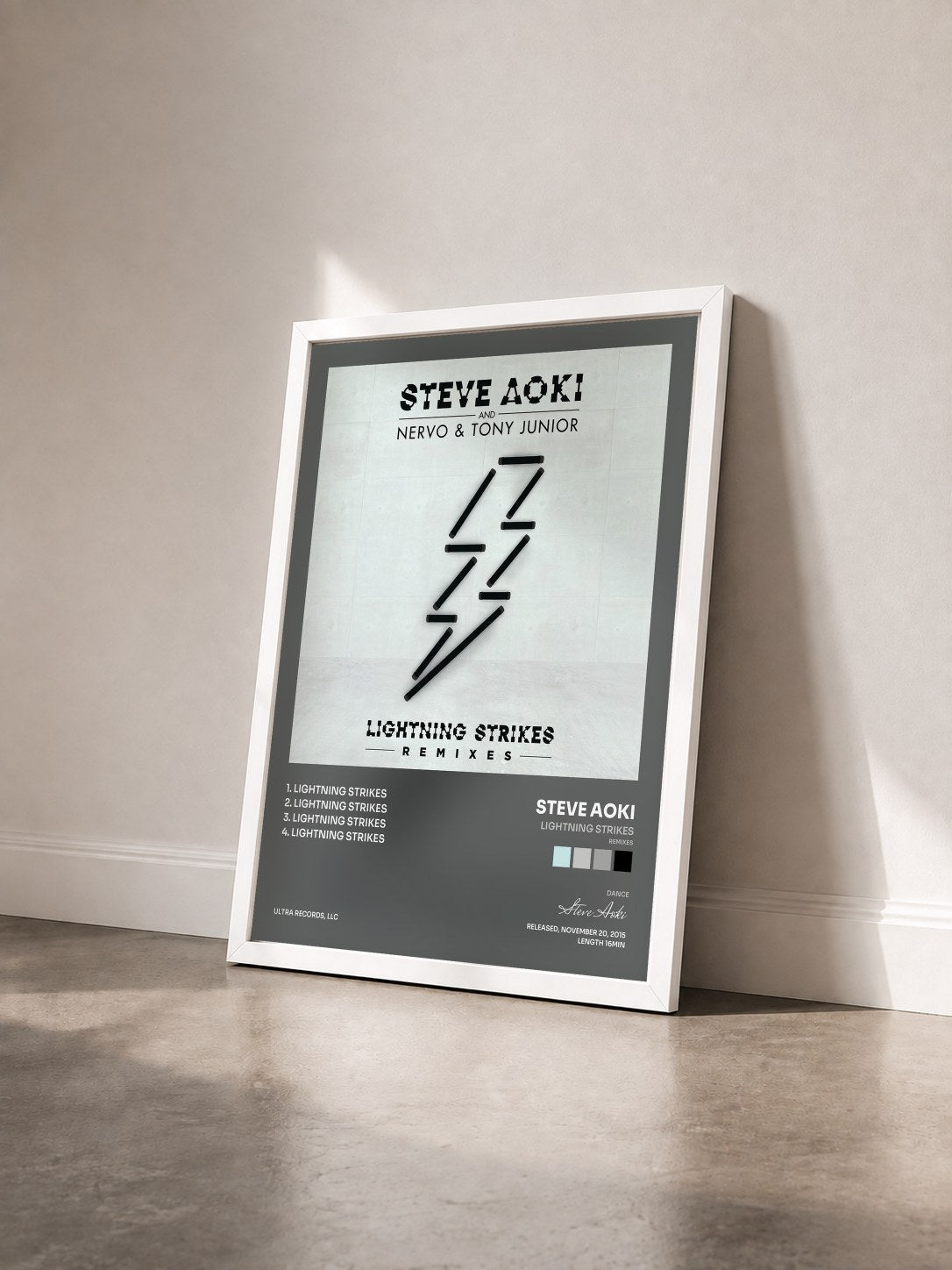 #blanc Tableau de l'album Lightning Strikes (Remixes) de Steve Aoki vu de trois quarts, cadre blanc