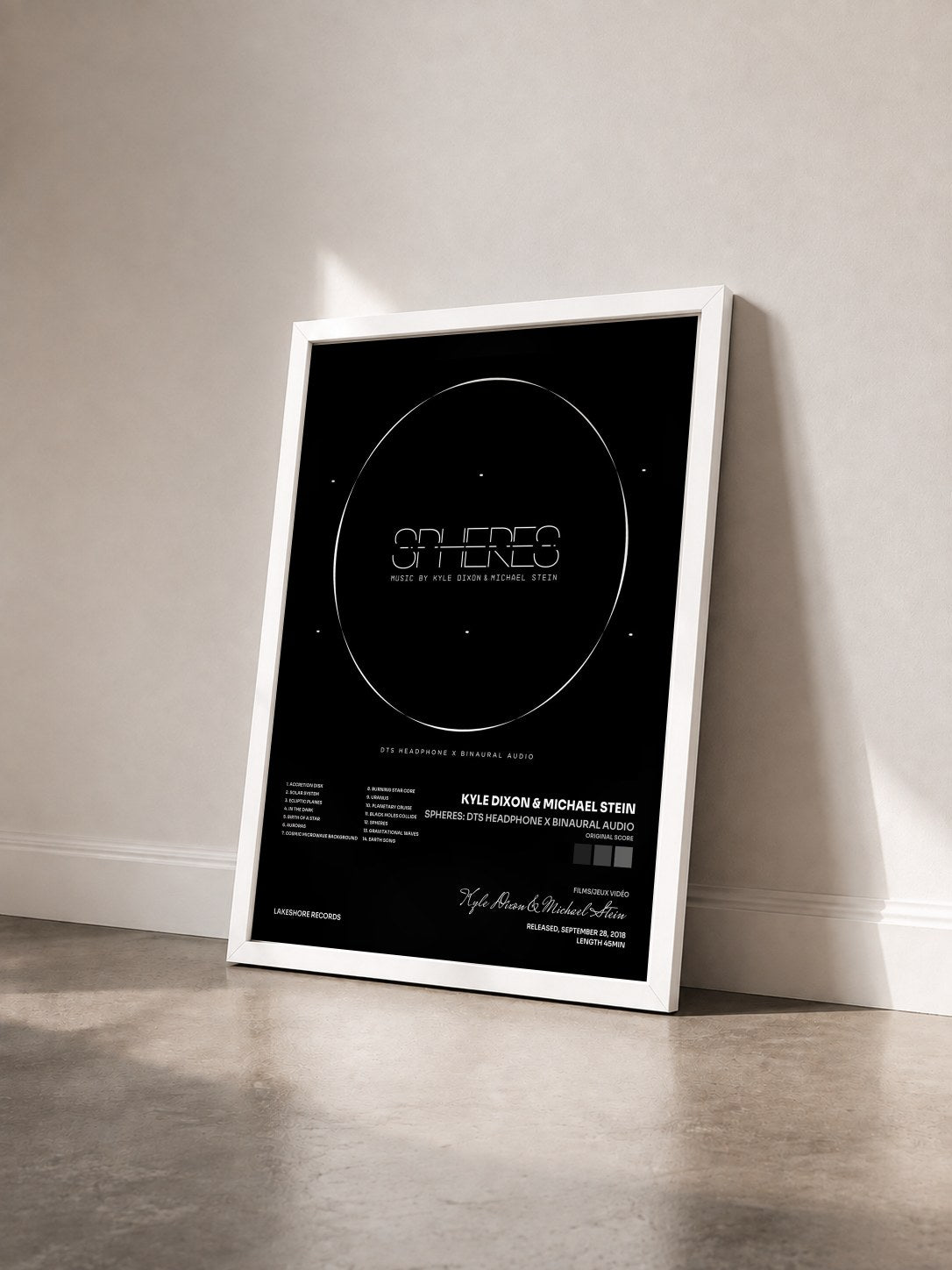 #blanc Tableau de l'album Spheres: Dts Headphone X Binaural Audio (Original Score) de Kyle Dixon & Michael Stein vu de trois quarts, cadre blanc