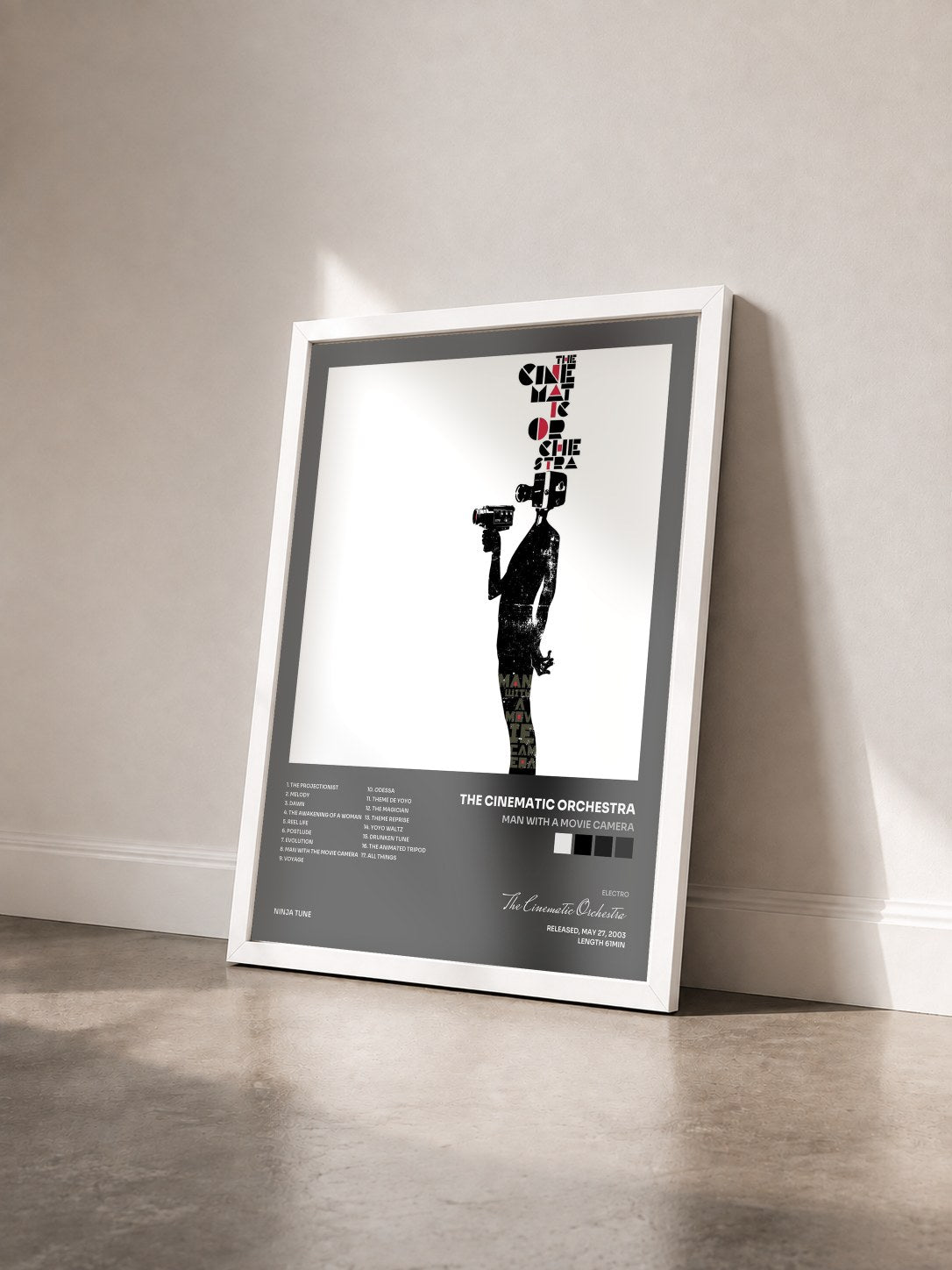 #blanc Tableau de l'album Man With A Movie Camera de The Cinematic Orchestra vu de trois quarts, cadre blanc
