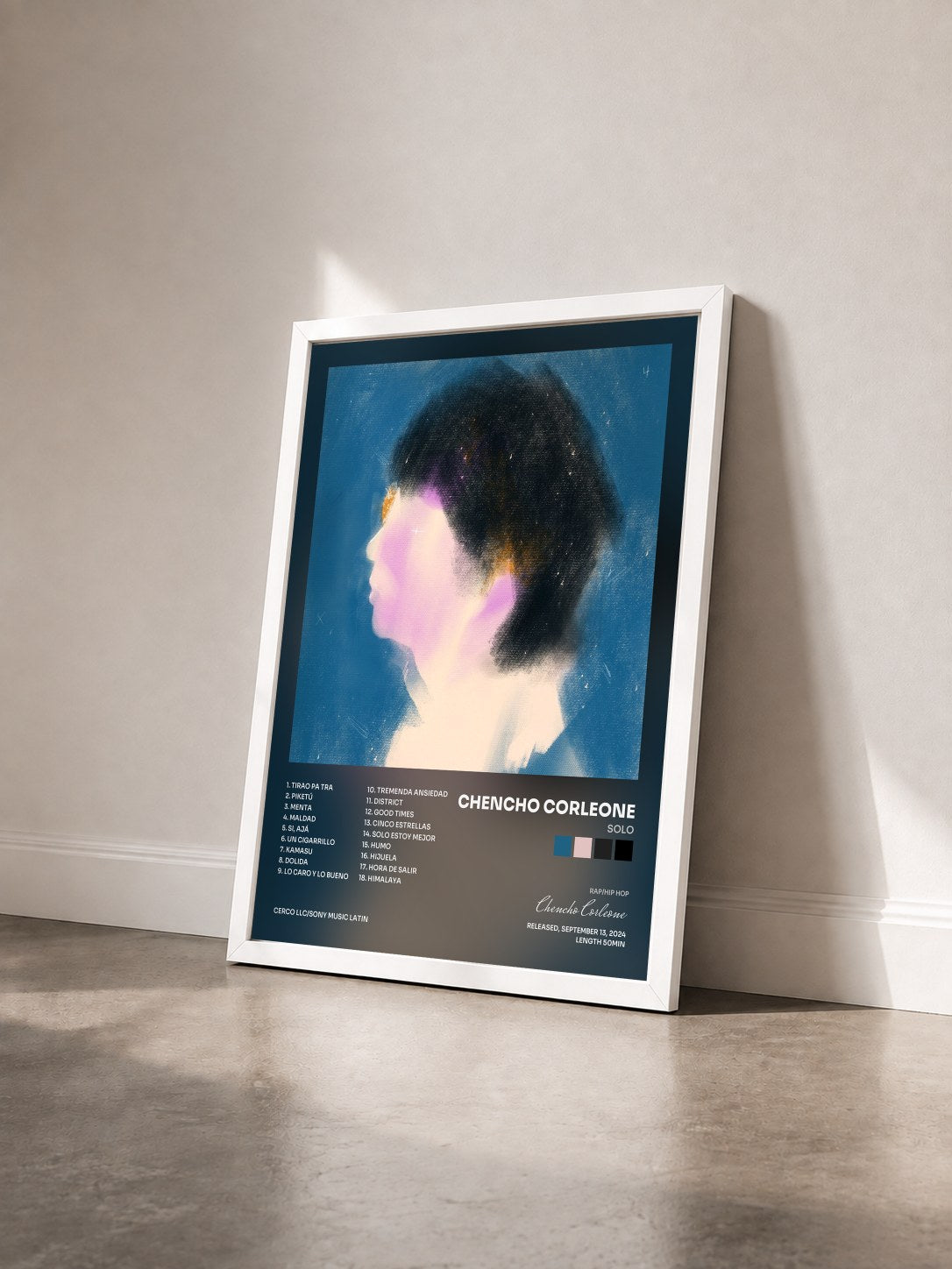 #blanc Tableau de l'album SOLO de Chencho Corleone vu de trois quarts, cadre blanc