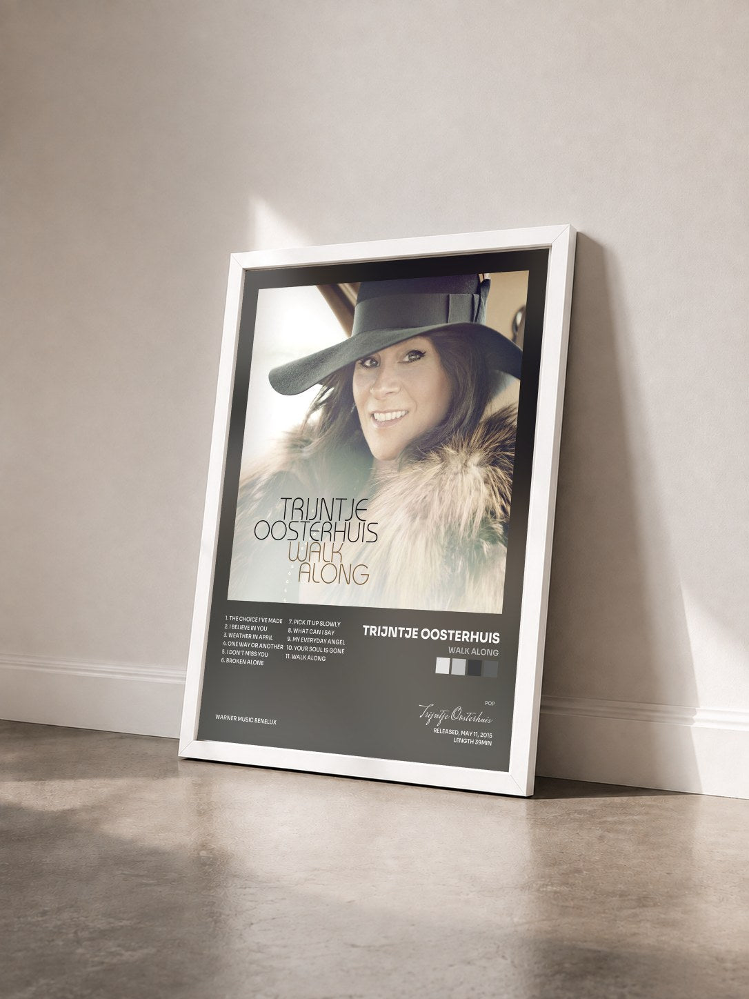 #blanc Tableau de l'album Walk Along de Trijntje Oosterhuis vu de trois quarts, cadre blanc