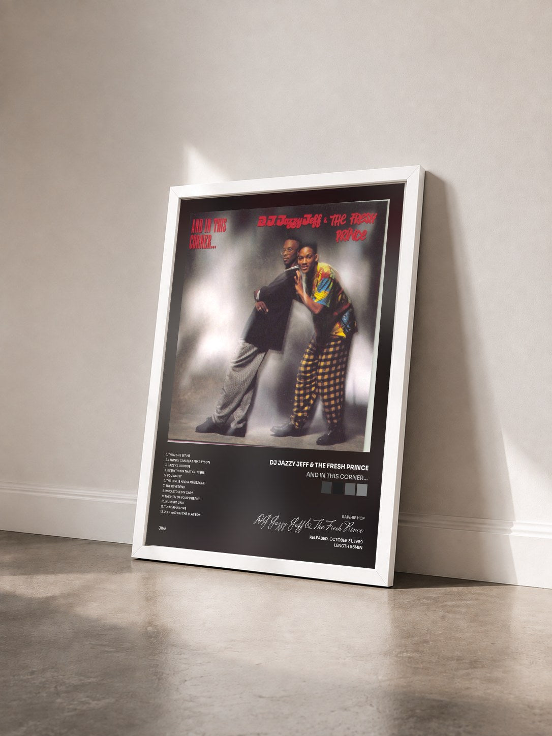 #blanc Tableau de l'album And In This Corner... de DJ Jazzy Jeff & The Fresh Prince vu de trois quarts, cadre blanc