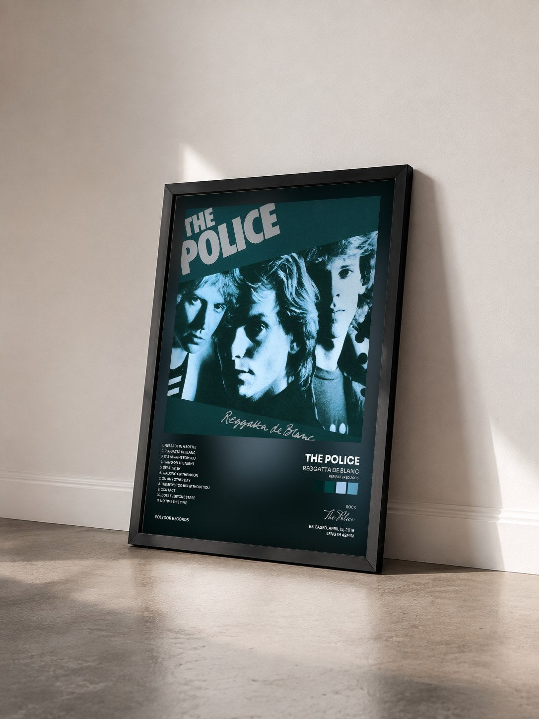 #noir Reggatta De Blanc (Remastered 2003) von The Police als gerahmter Kunstdruck von schräg gesehen, schwarzer Rahmen