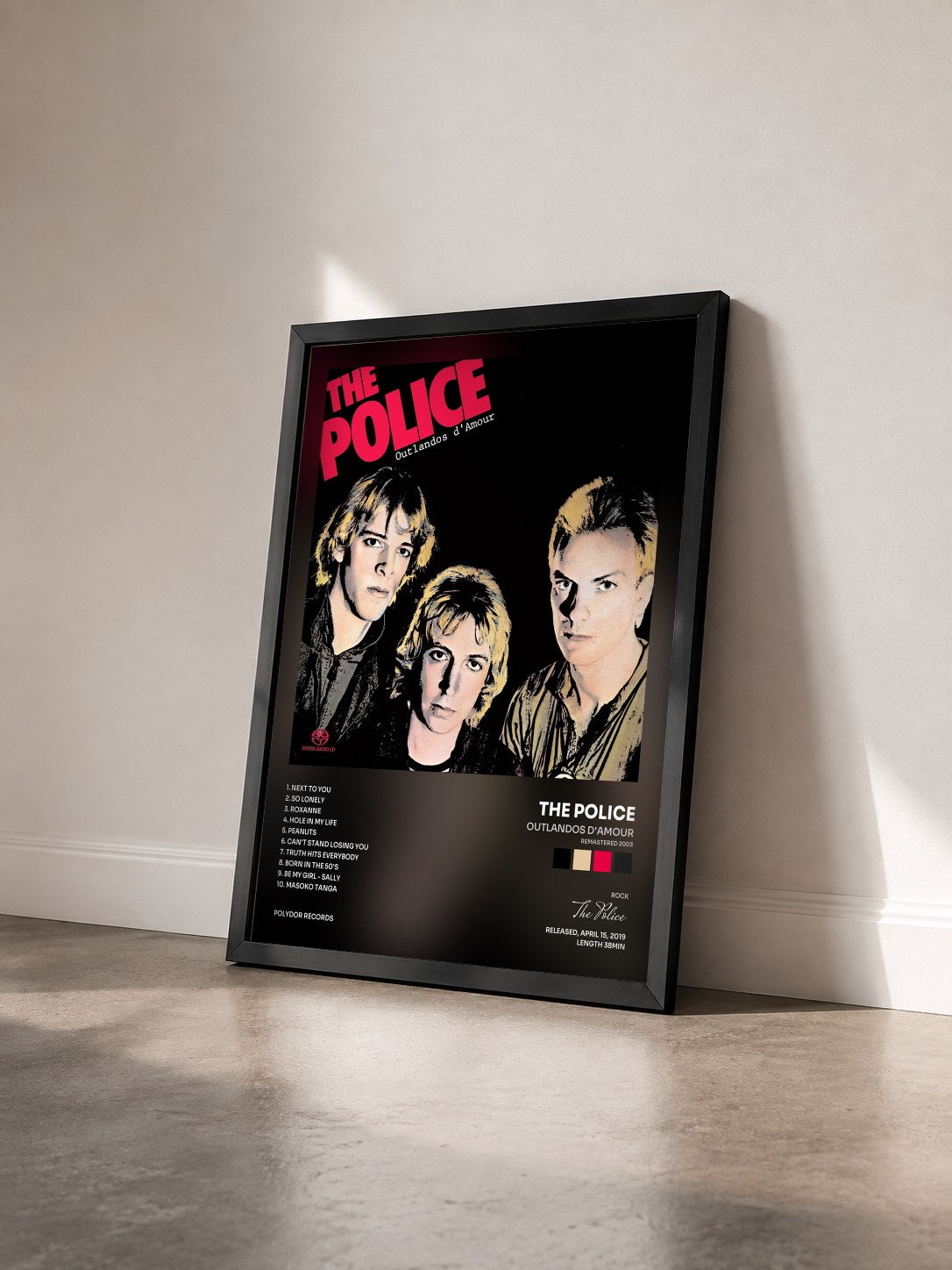 #noir Outlandos D'Amour (Remastered 2003) von The Police als gerahmter Kunstdruck von schräg gesehen, schwarzer Rahmen