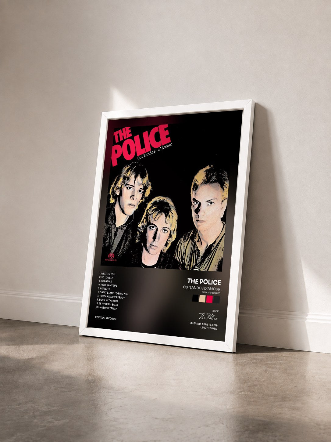 #blanc Outlandos D'Amour (Remastered 2003) von The Police als gerahmter Kunstdruck von schräg gesehen, weißer Rahmen