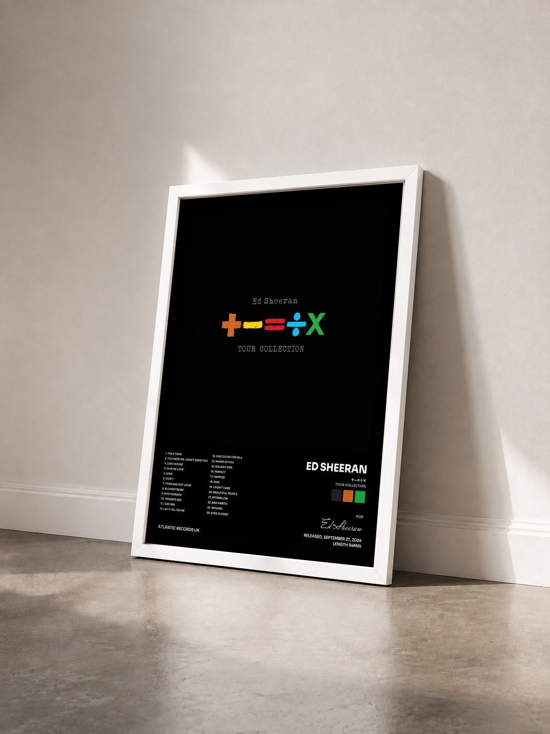 #blanc Tableau de l'album +-=÷× (Tour Collection) de Ed Sheeran vu de trois quarts, cadre blanc