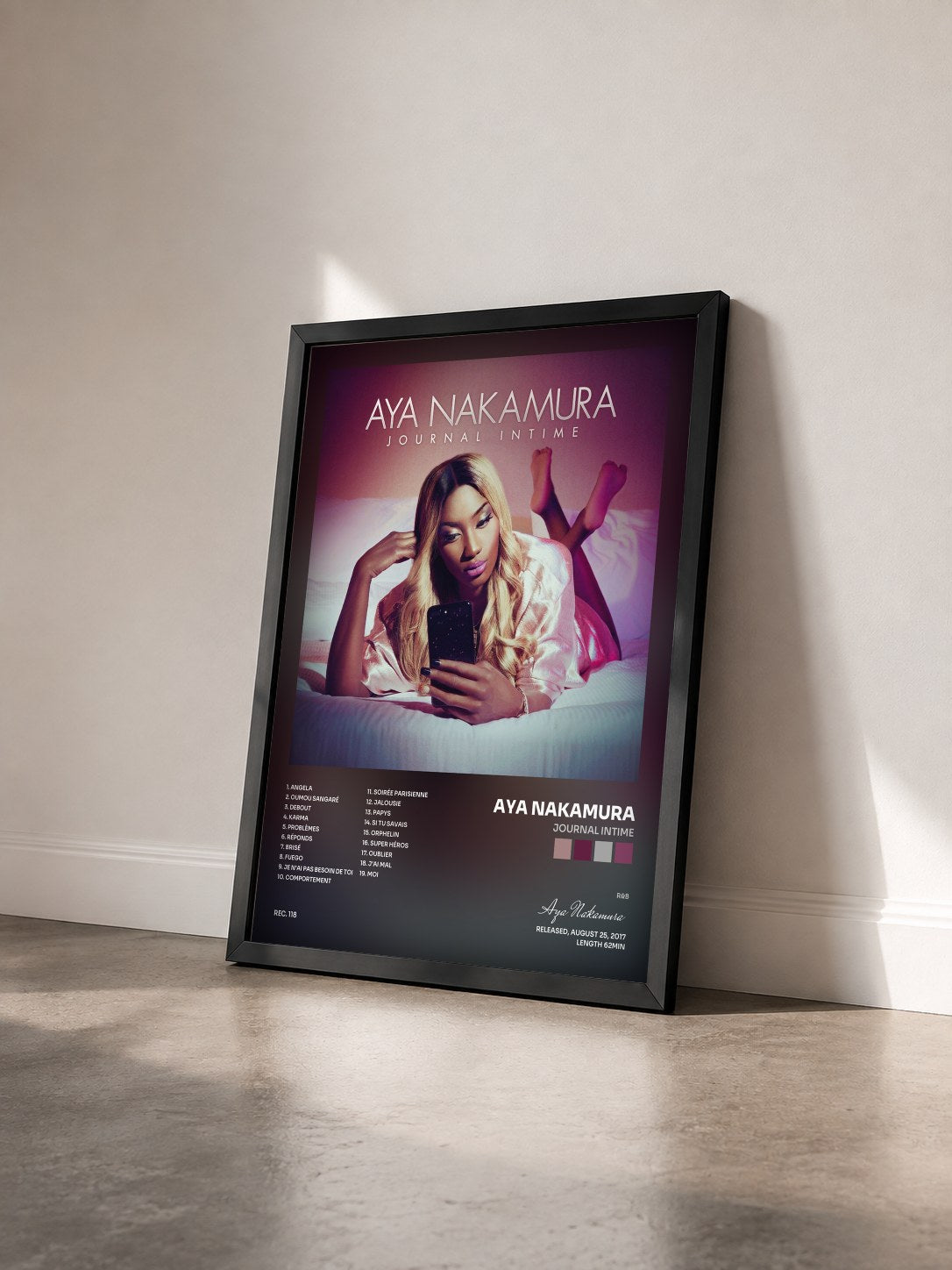 #noir Tableau de l'album Journal intime de Aya Nakamura vu de trois quarts, cadre noir