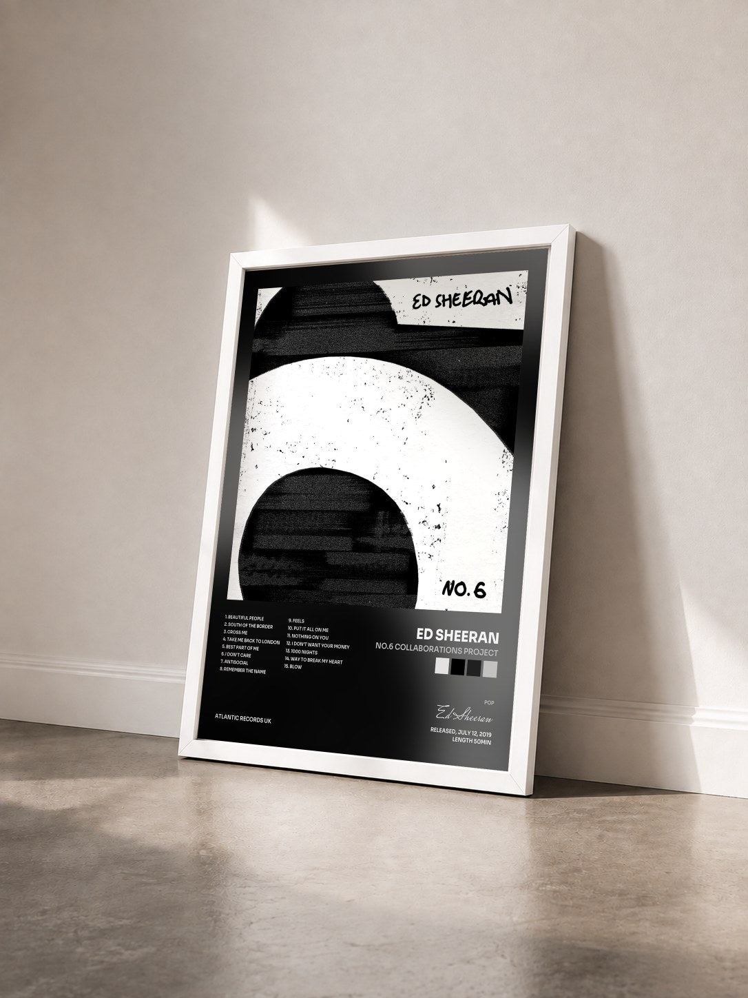 #blanc Tableau de l'album No.6 Collaborations Project de Ed Sheeran vu de trois quarts, cadre blanc