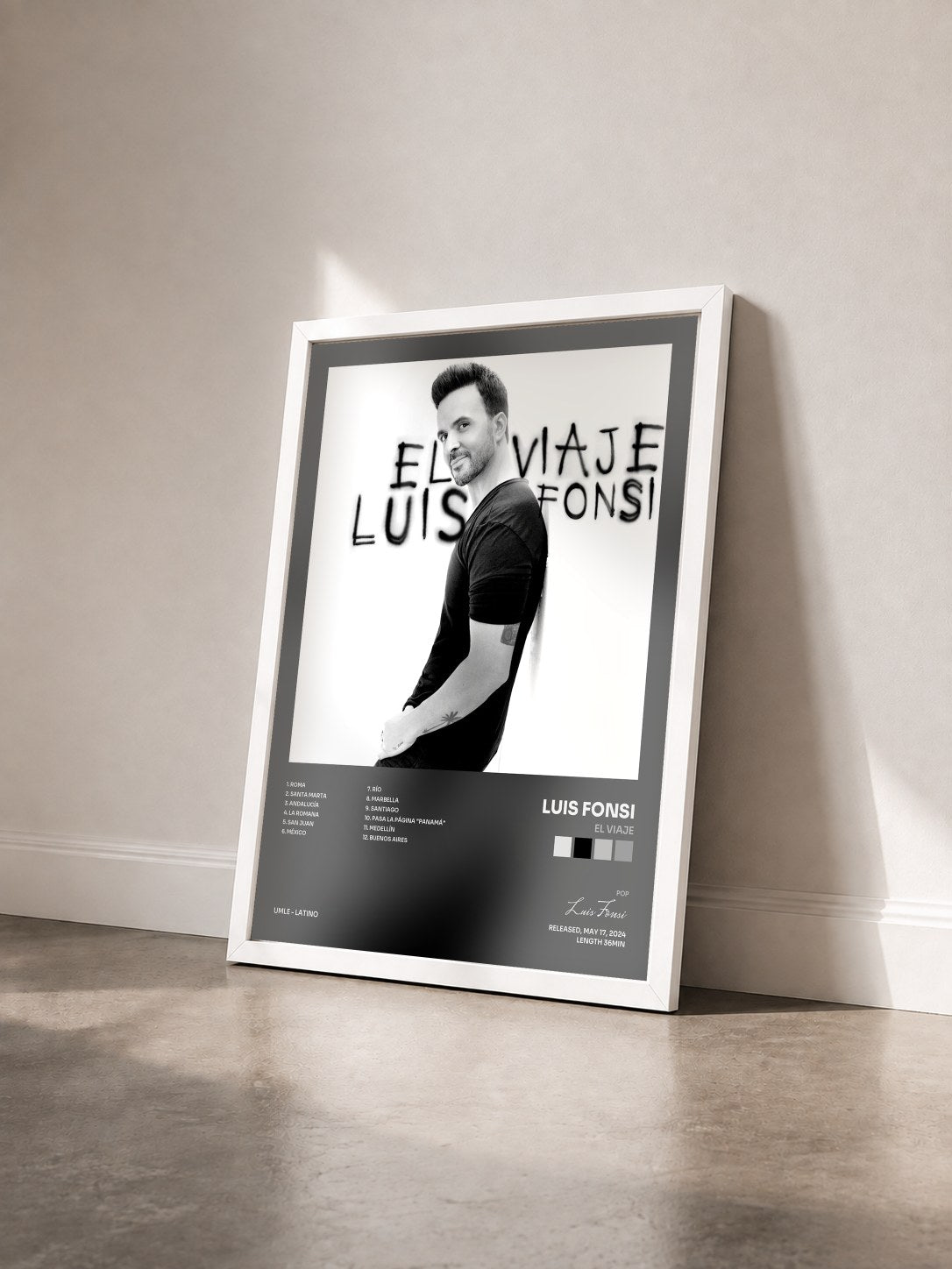 #blanc El Viaje de Luis Fonsi en lámina enmarcada vista de tres cuartos, marco blanco