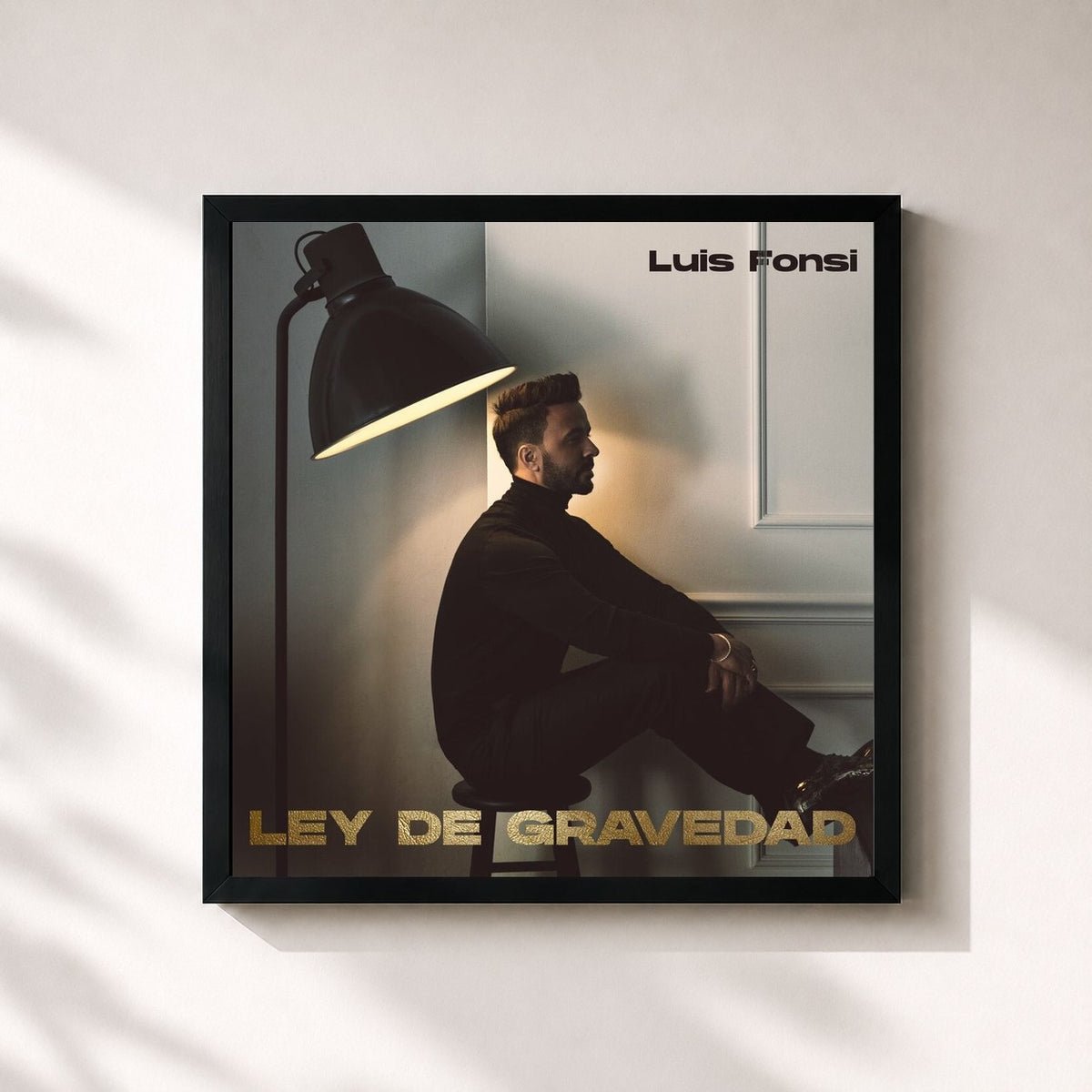 #noir Ley De Gravedad de Luis Fonsi en lámina cuadrada enmarcada, marco negro de 32x32 cm