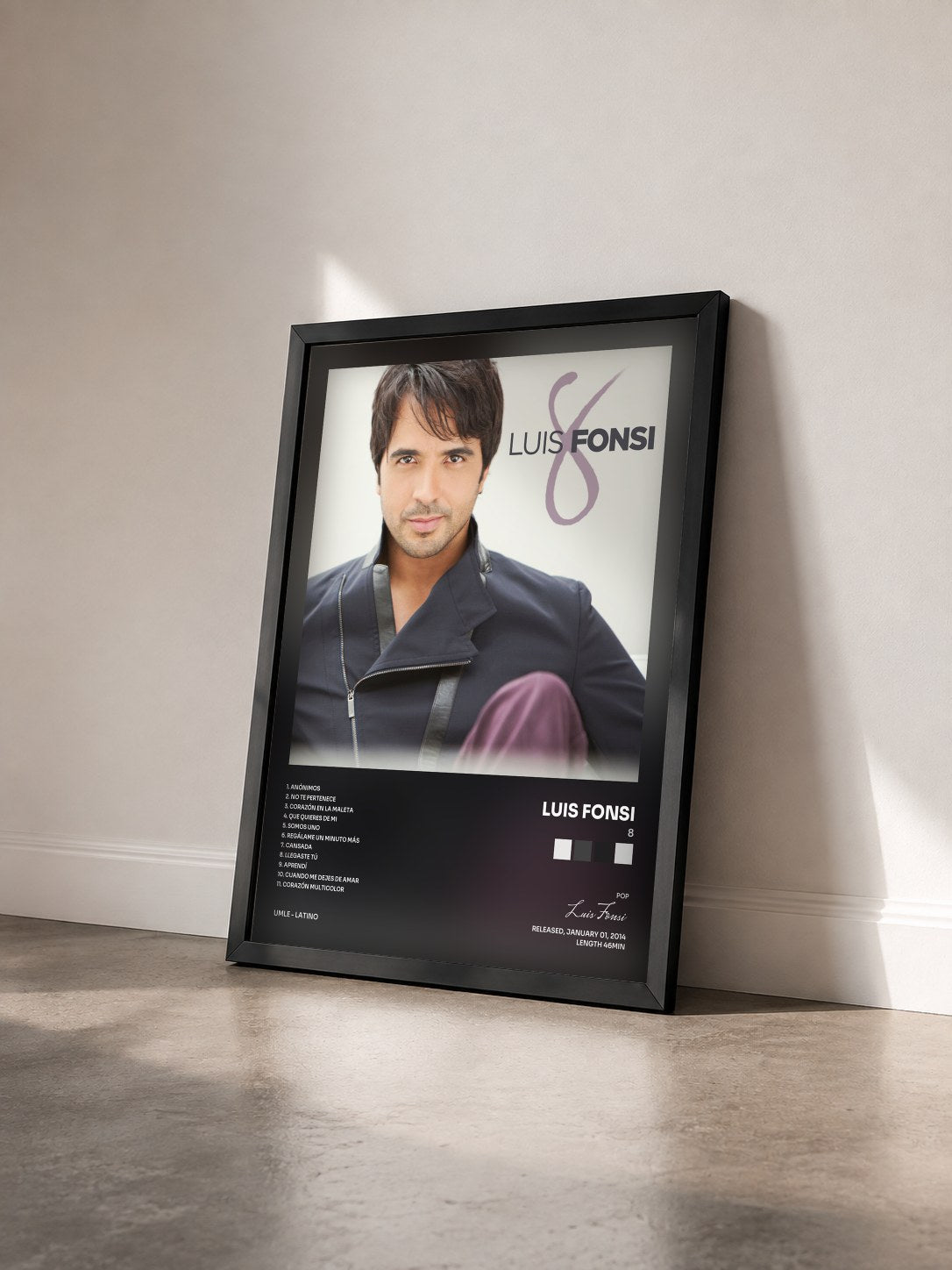#noir 8 de Luis Fonsi en lámina enmarcada vista de tres cuartos, marco negro