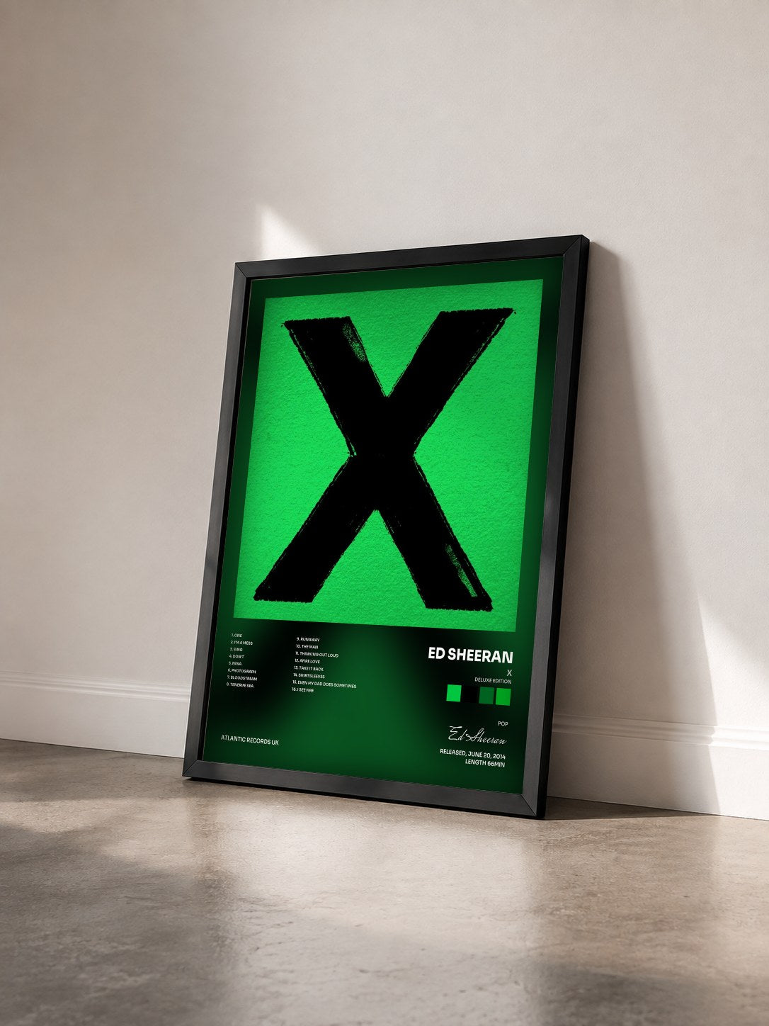 #noir x (Deluxe Edition) von Ed Sheeran als gerahmter Kunstdruck von schräg gesehen, schwarzer Rahmen