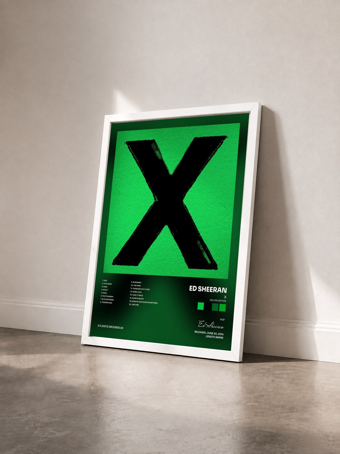 #blanc x (Deluxe Edition) von Ed Sheeran als gerahmter Kunstdruck von schräg gesehen, weißer Rahmen