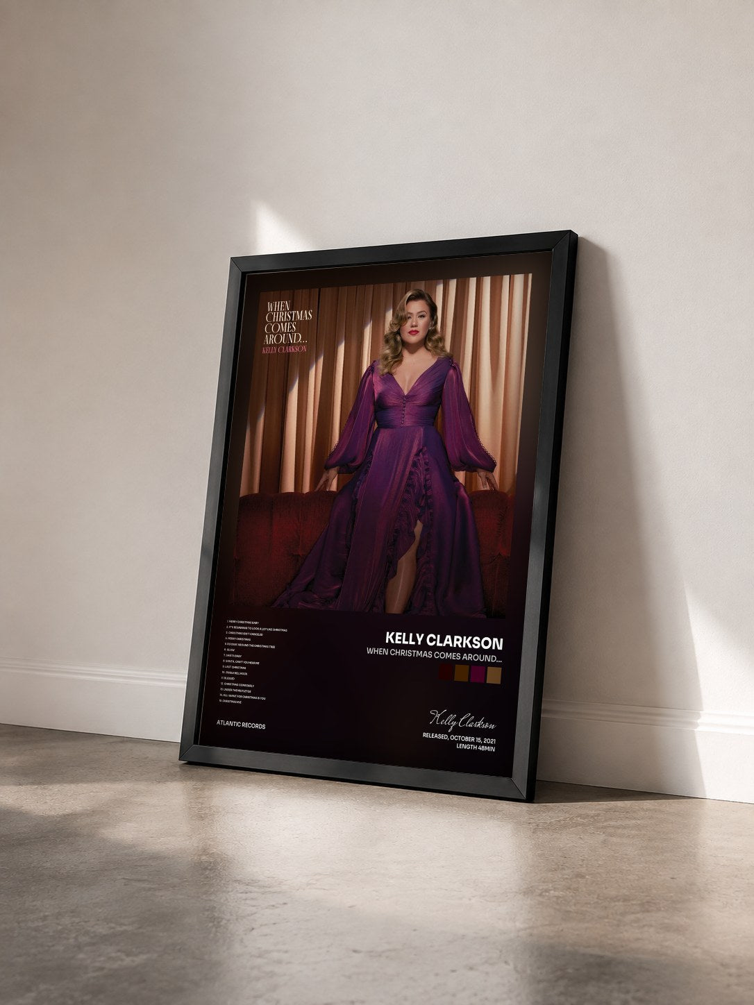 #noir Tableau de l'album When Christmas Comes Around... de Kelly Clarkson vu de trois quarts, cadre noir