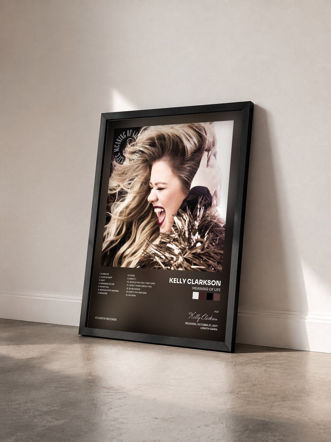 #noir Tableau de l'album Meaning of Life de Kelly Clarkson vu de trois quarts, cadre noir