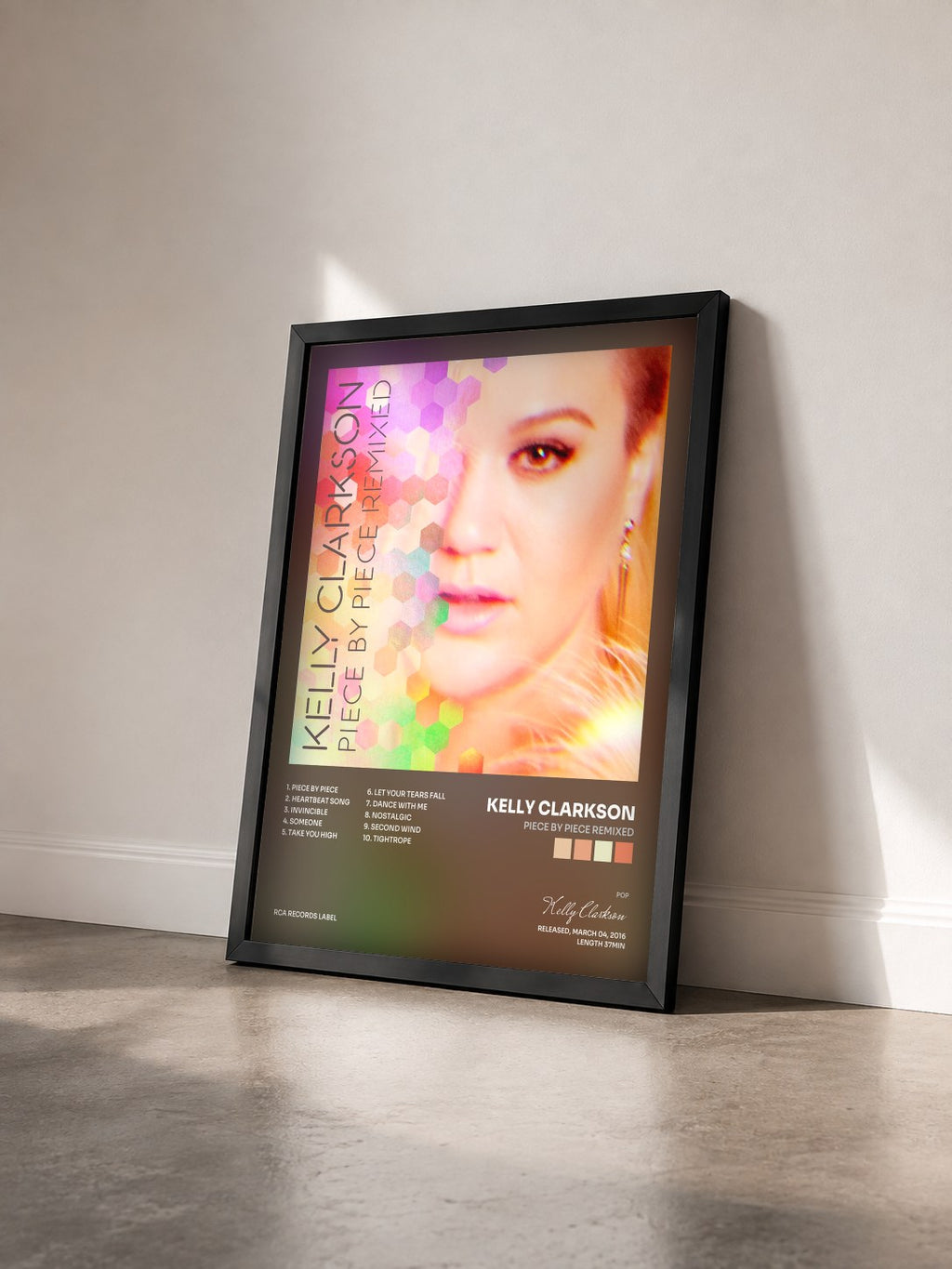 #noir Tableau de l'album Piece By Piece Remixed de Kelly Clarkson vu de trois quarts, cadre noir