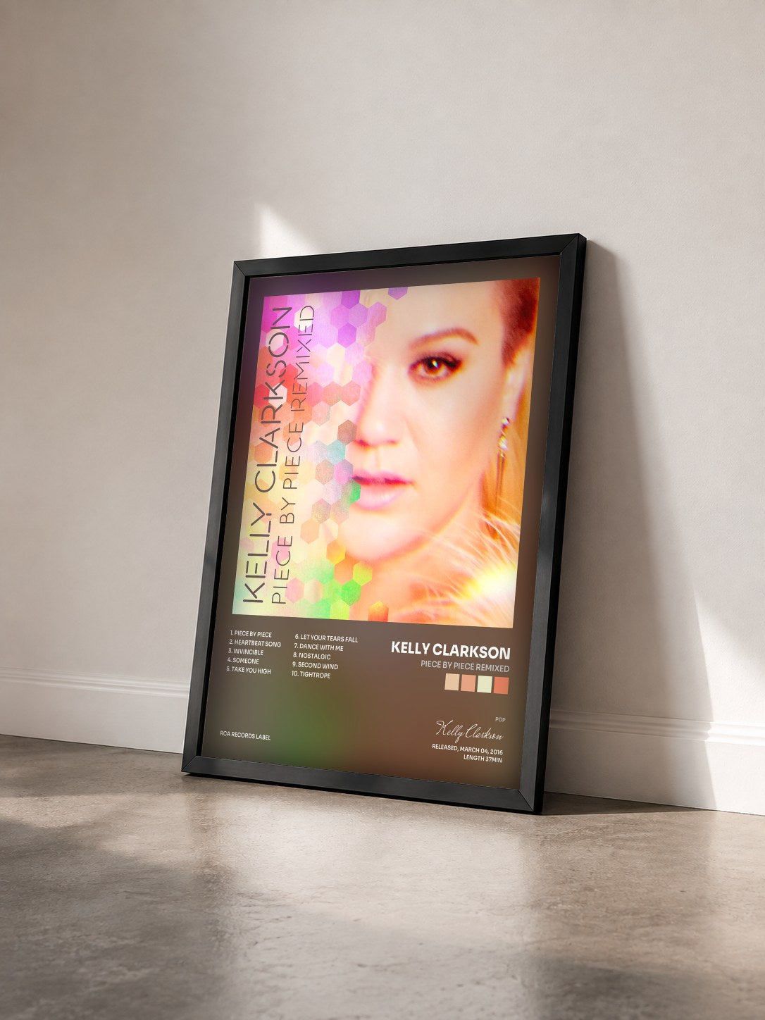 #noir Tableau de l'album Piece By Piece Remixed de Kelly Clarkson vu de trois quarts, cadre noir