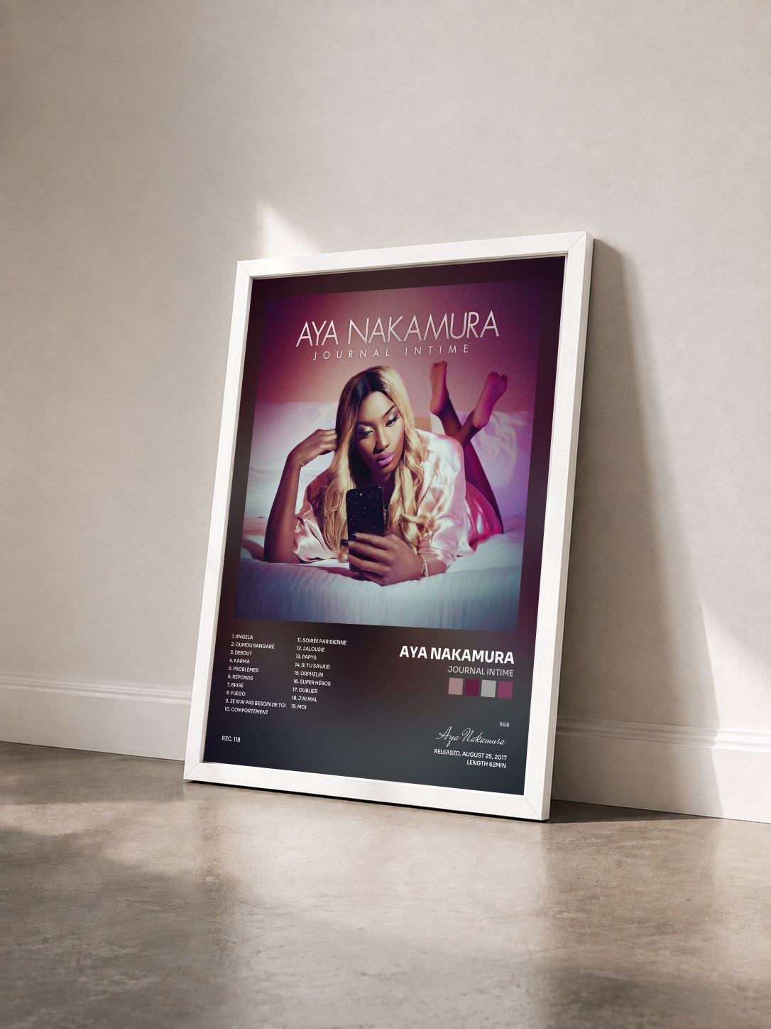 #blanc Tableau de l'album Journal intime de Aya Nakamura vu de trois quarts, cadre blanc