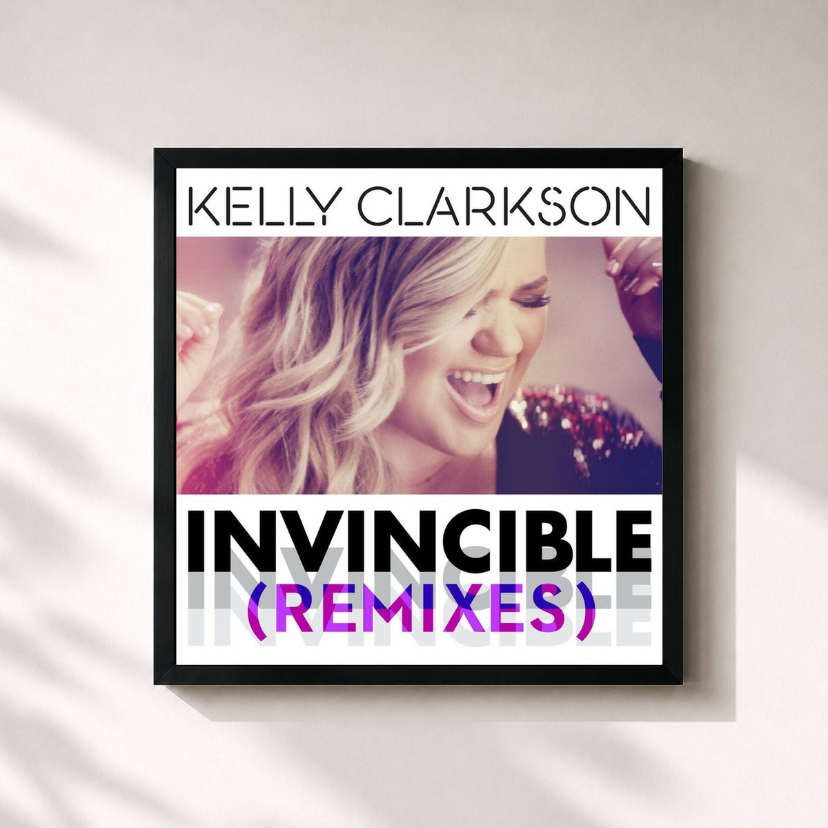 #noir Tableau carré de l'album Invincible (Remixes) de Kelly Clarkson, cadre noir 32x32 cm