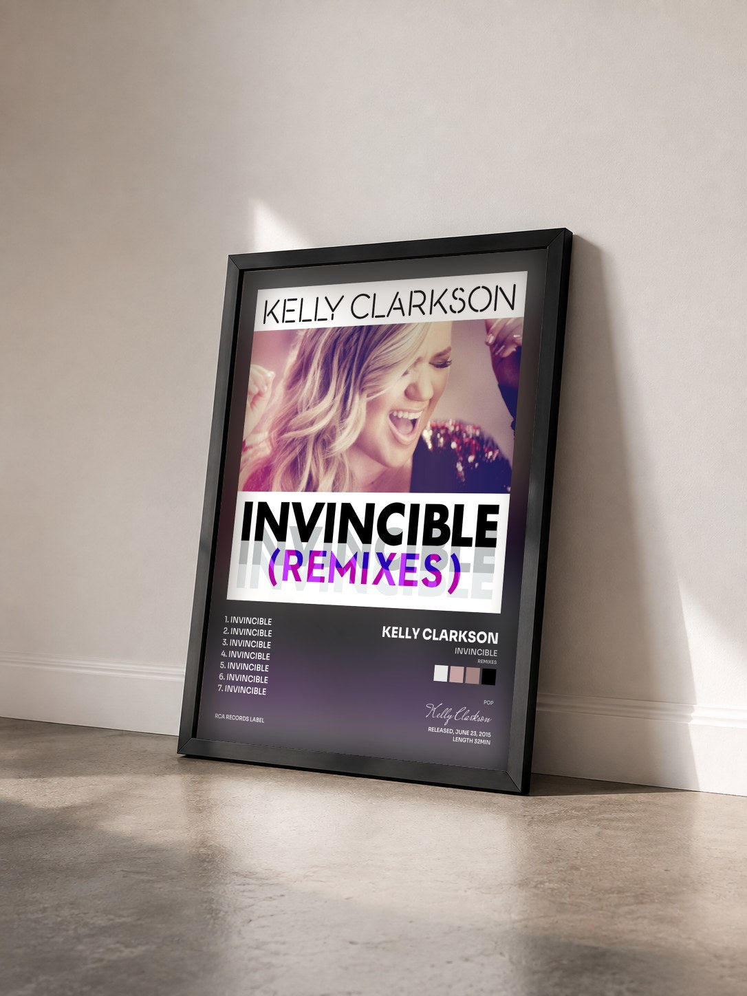 #noir Tableau de l'album Invincible (Remixes) de Kelly Clarkson vu de trois quarts, cadre noir