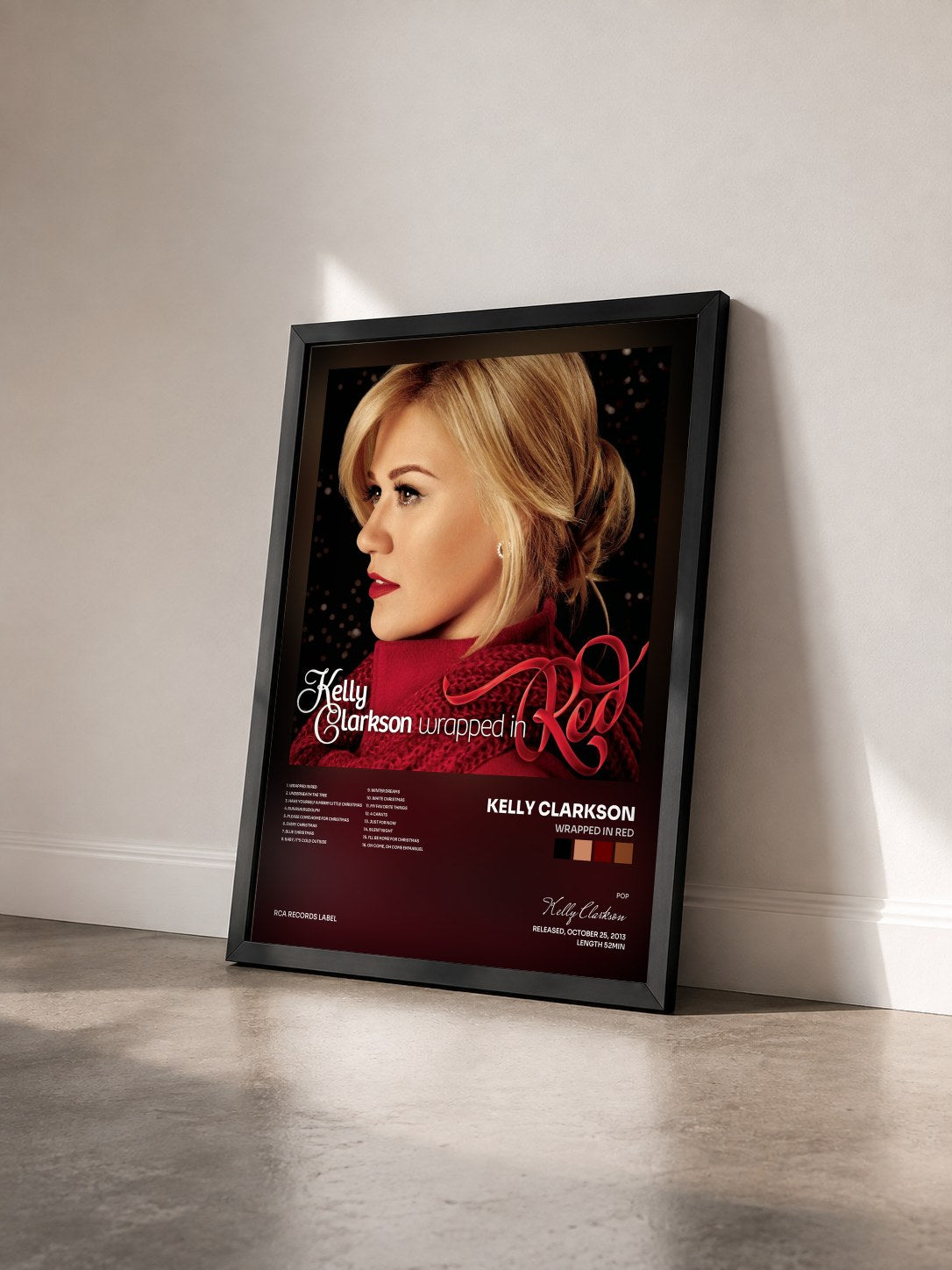 #noir Tableau de l'album Wrapped In Red de Kelly Clarkson vu de trois quarts, cadre noir
