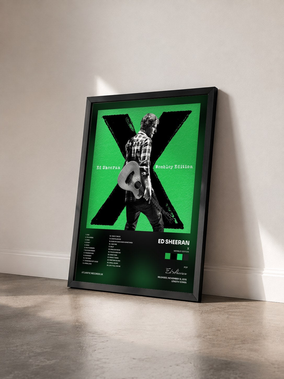 #noir x (Wembley Edition) de Ed Sheeran en lámina enmarcada vista de tres cuartos, marco negro
