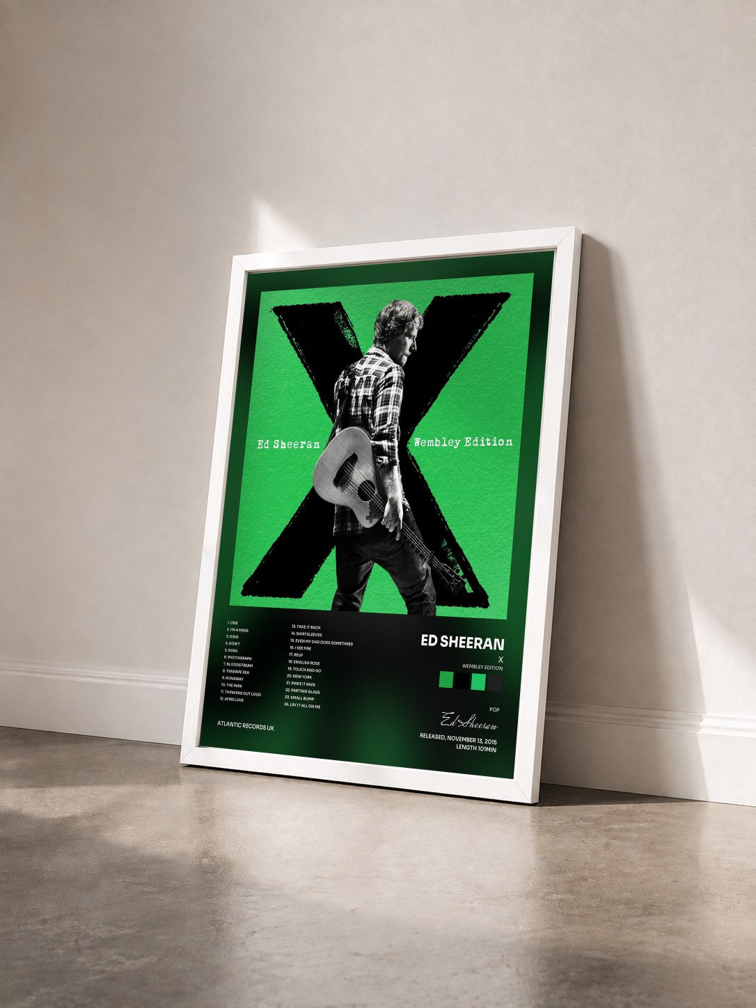 #blanc x (Wembley Edition) de Ed Sheeran en lámina enmarcada vista de tres cuartos, marco blanco