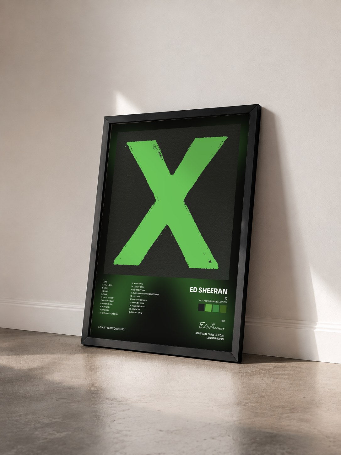 #noir Tableau de l'album x (10th Anniversary Edition) de Ed Sheeran vu de trois quarts, cadre noir