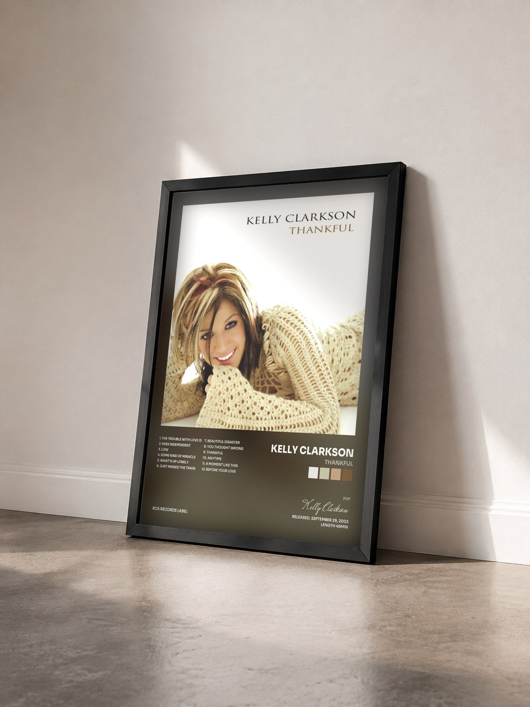 #noir Tableau de l'album Thankful de Kelly Clarkson vu de trois quarts, cadre noir
