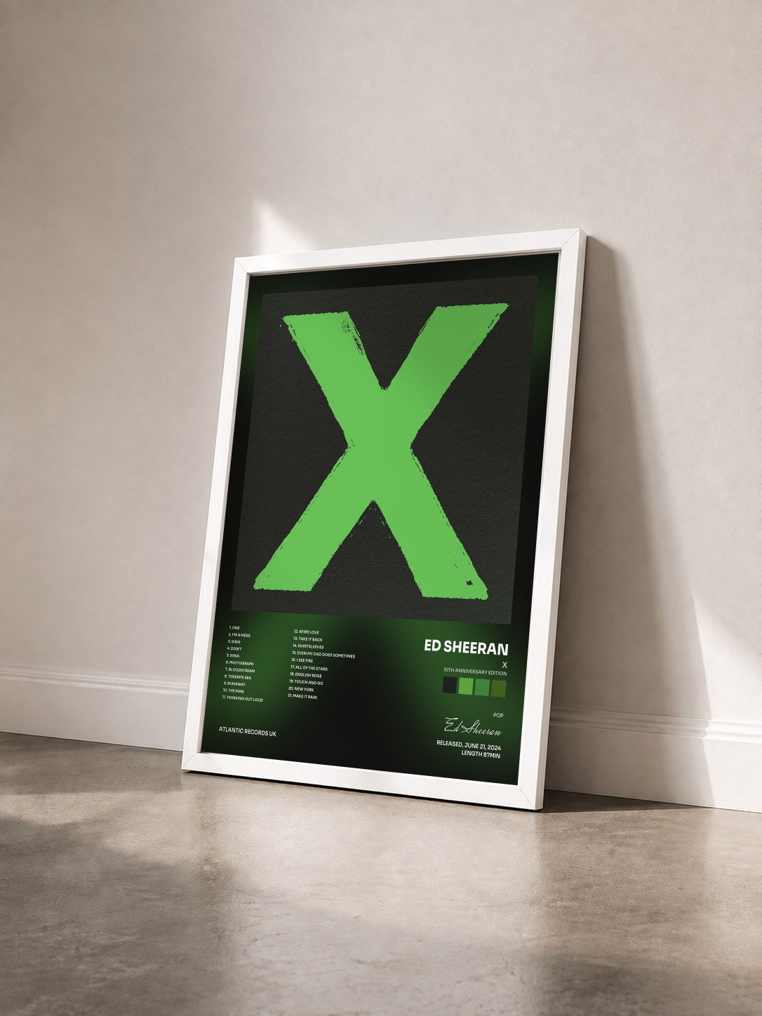 #blanc Tableau de l'album x (10th Anniversary Edition) de Ed Sheeran vu de trois quarts, cadre blanc
