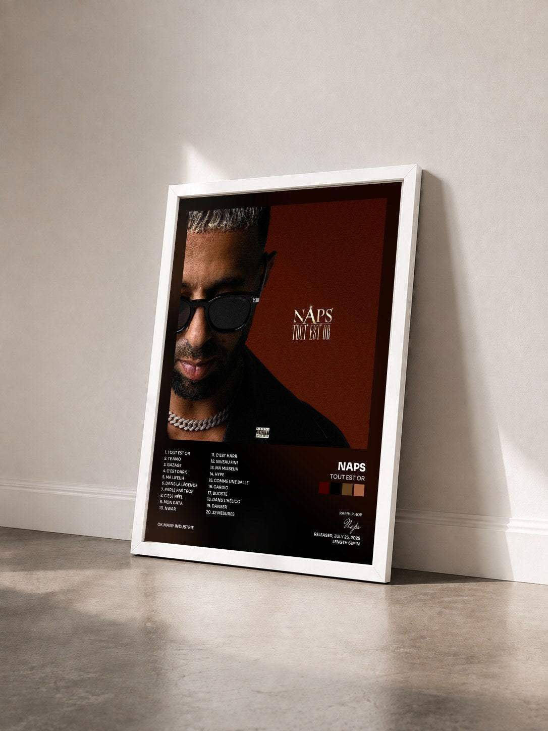 #blanc Tableau de l'album TOUT EST OR de Naps vu de trois quarts, cadre blanc