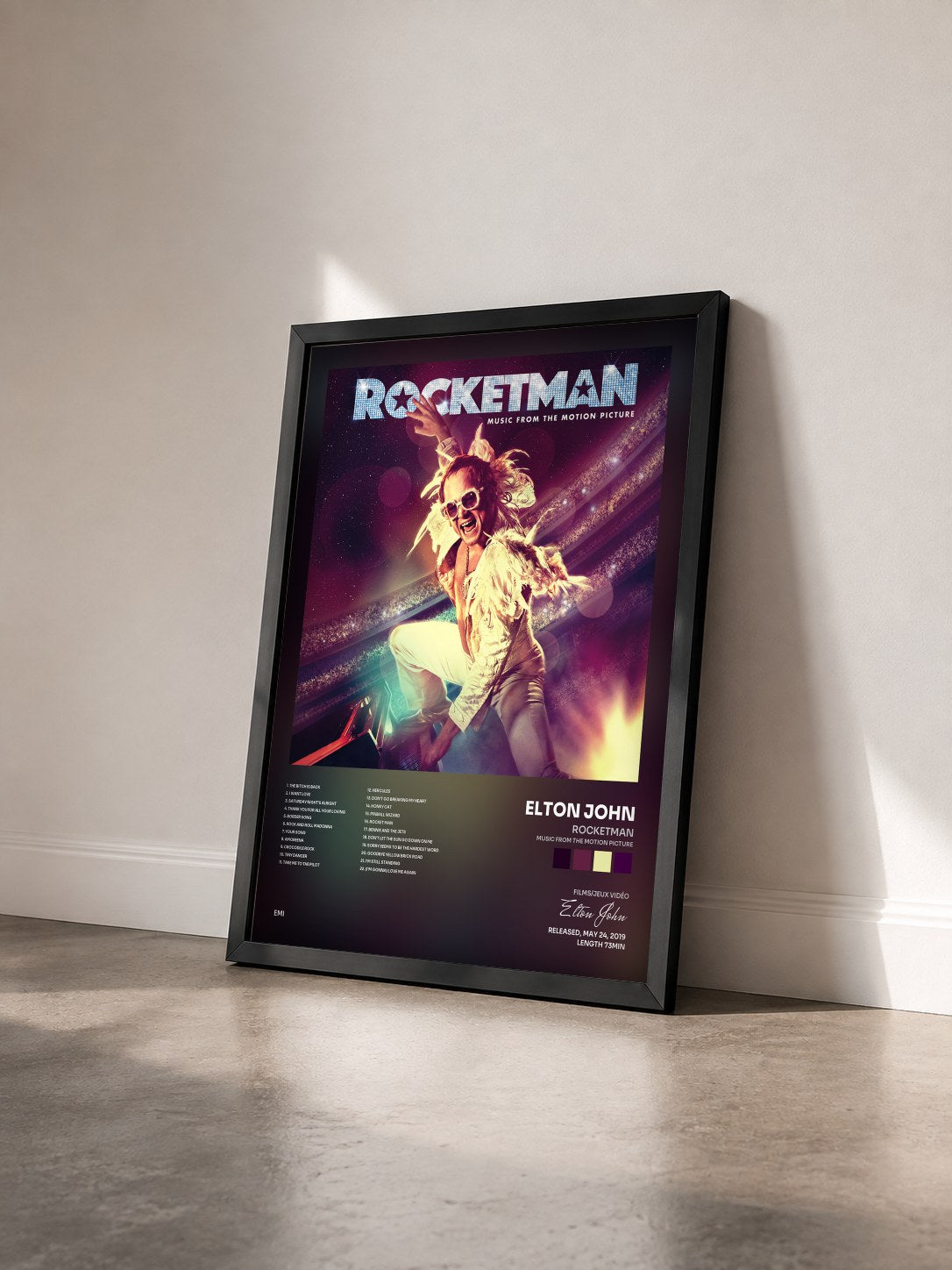 #noir Tableau de l'album Rocketman (Music From The Motion Picture) de Elton John vu de trois quarts, cadre noir