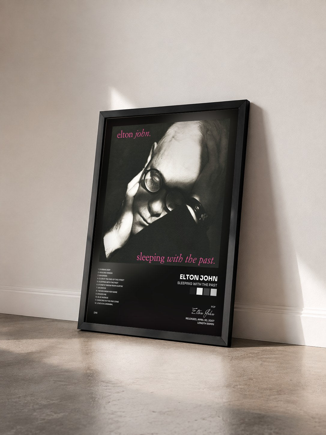#noir Tableau de l'album Sleeping With The Past de Elton John vu de trois quarts, cadre noir