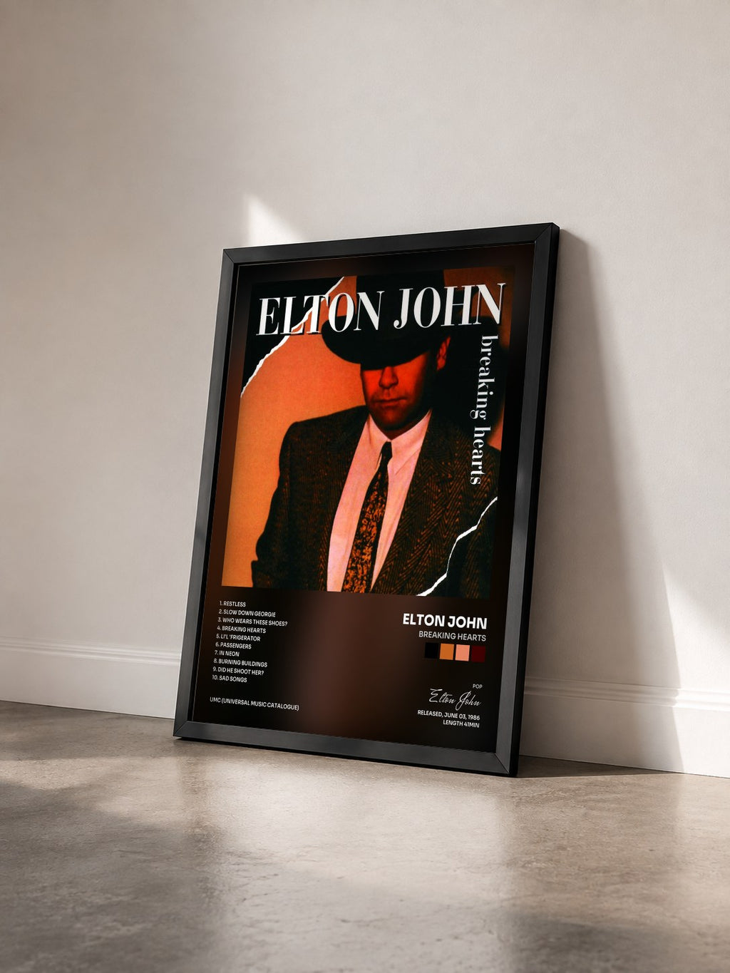 #noir Breaking Hearts von Elton John als gerahmter Kunstdruck von schräg gesehen, schwarzer Rahmen