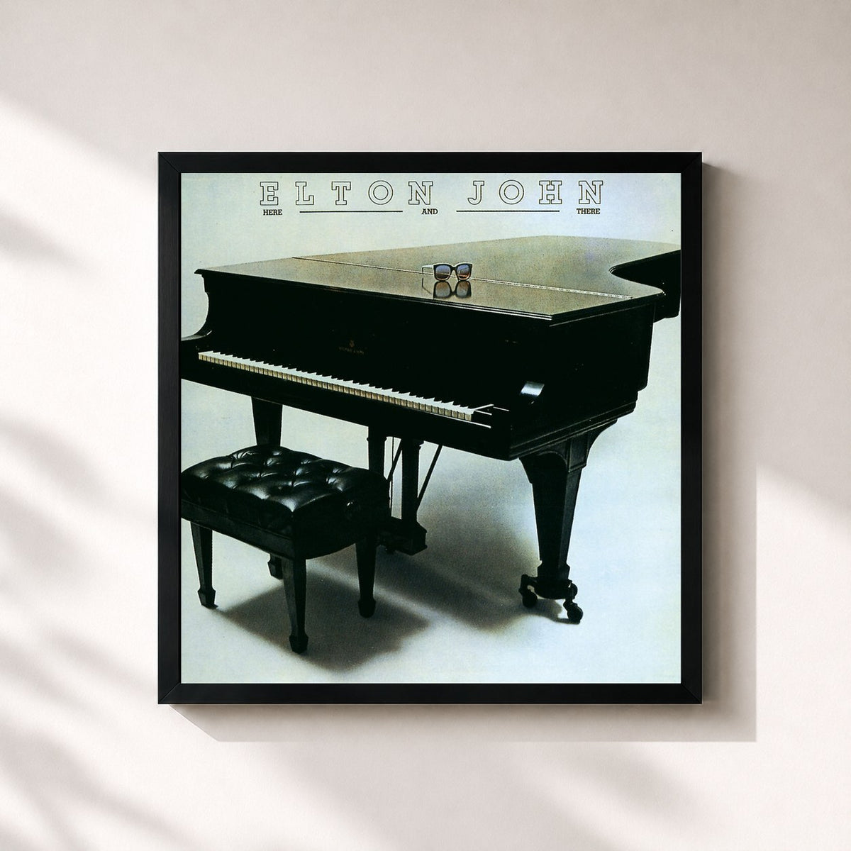 #noir Tableau carré de l'album Here And There de Elton John, cadre noir 32x32 cm